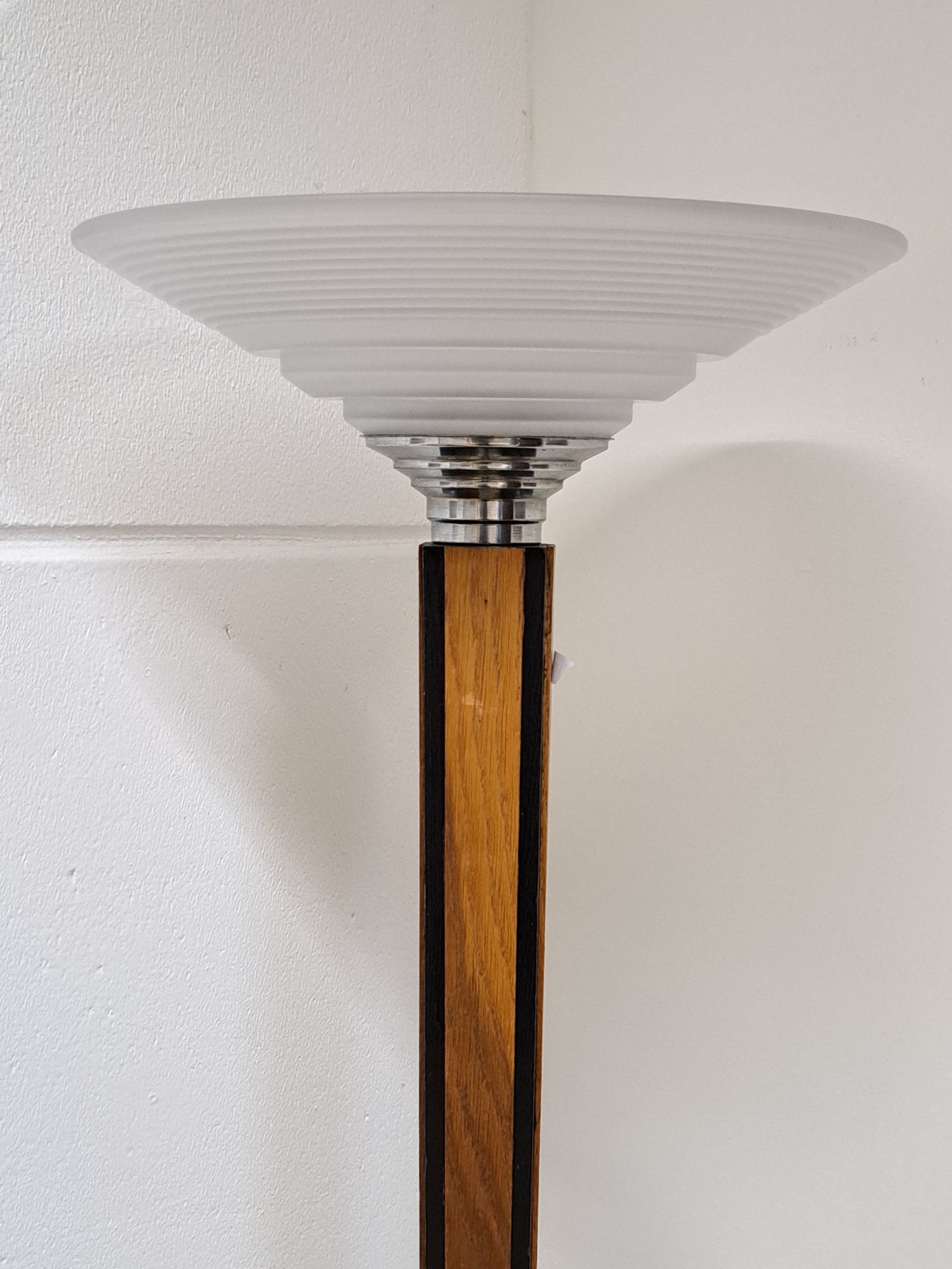 Detail d: Stehlampe, Art Déco-Stil, Mitte 20. Jh., Eichenfuß mit schwarzen Kanten, mattierter Glasschirm profiliert, H. ca. 166.5 cm, eine Brennstelle, ...