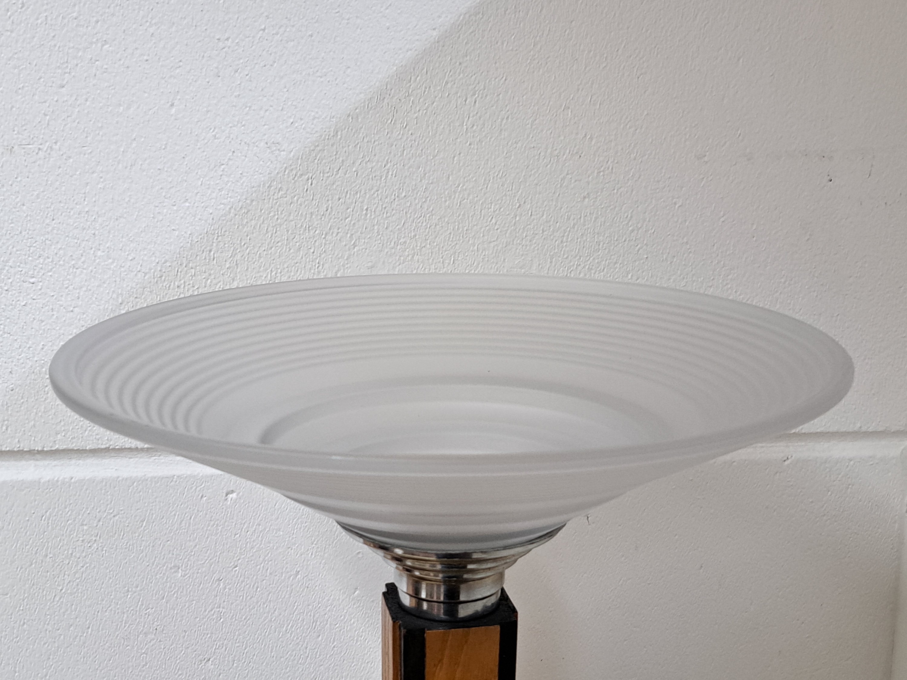 Detail e: Stehlampe, Art Déco-Stil, Mitte 20. Jh., Eichenfuß mit schwarzen Kanten, mattierter Glasschirm profiliert, H. ca. 166.5 cm, eine Brennstelle, ...
