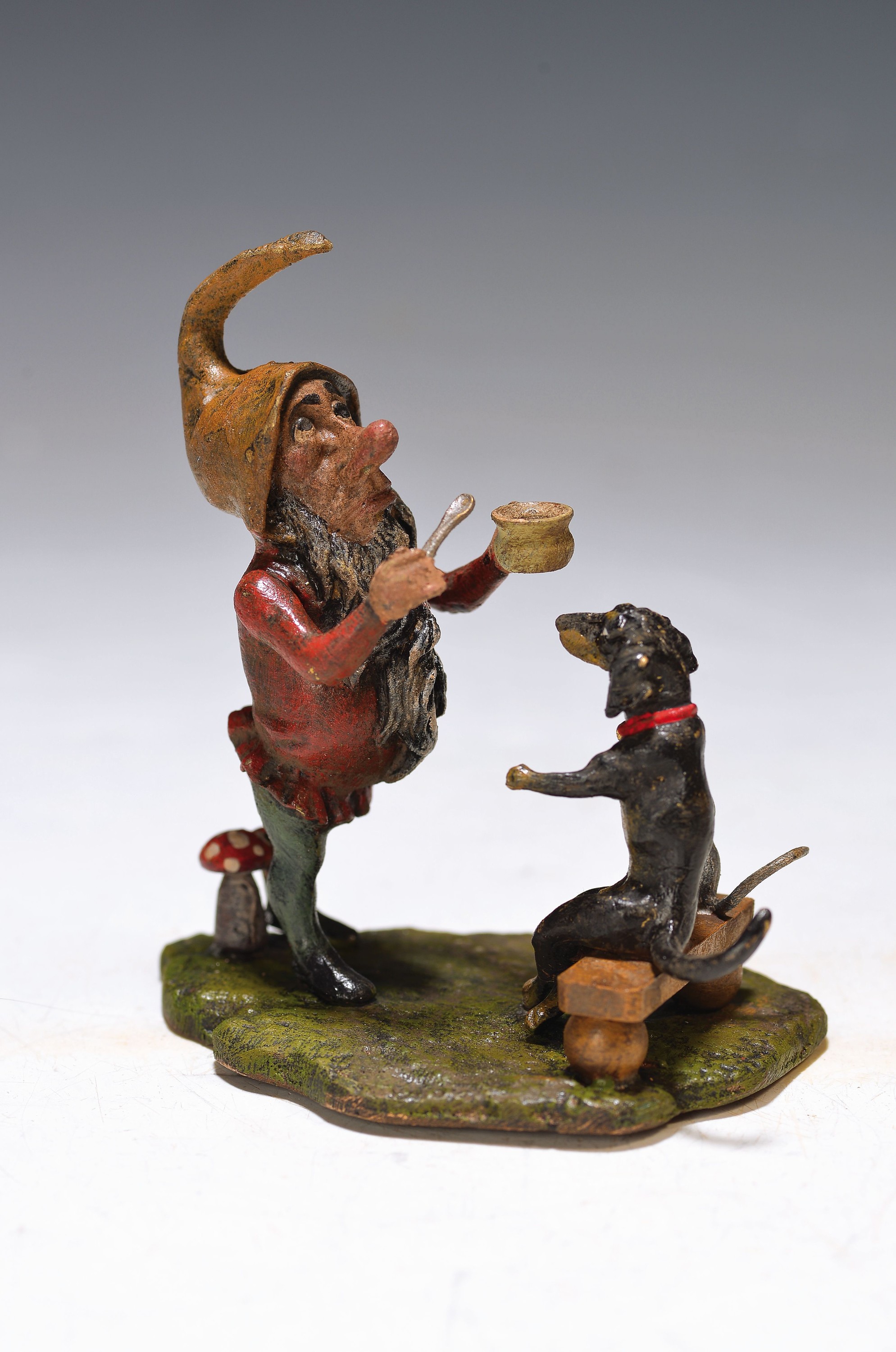 Wiener Bronze, Zwerg füttert Hund und Maus, sign., polychrom staffiert, H.ca. 8 cm