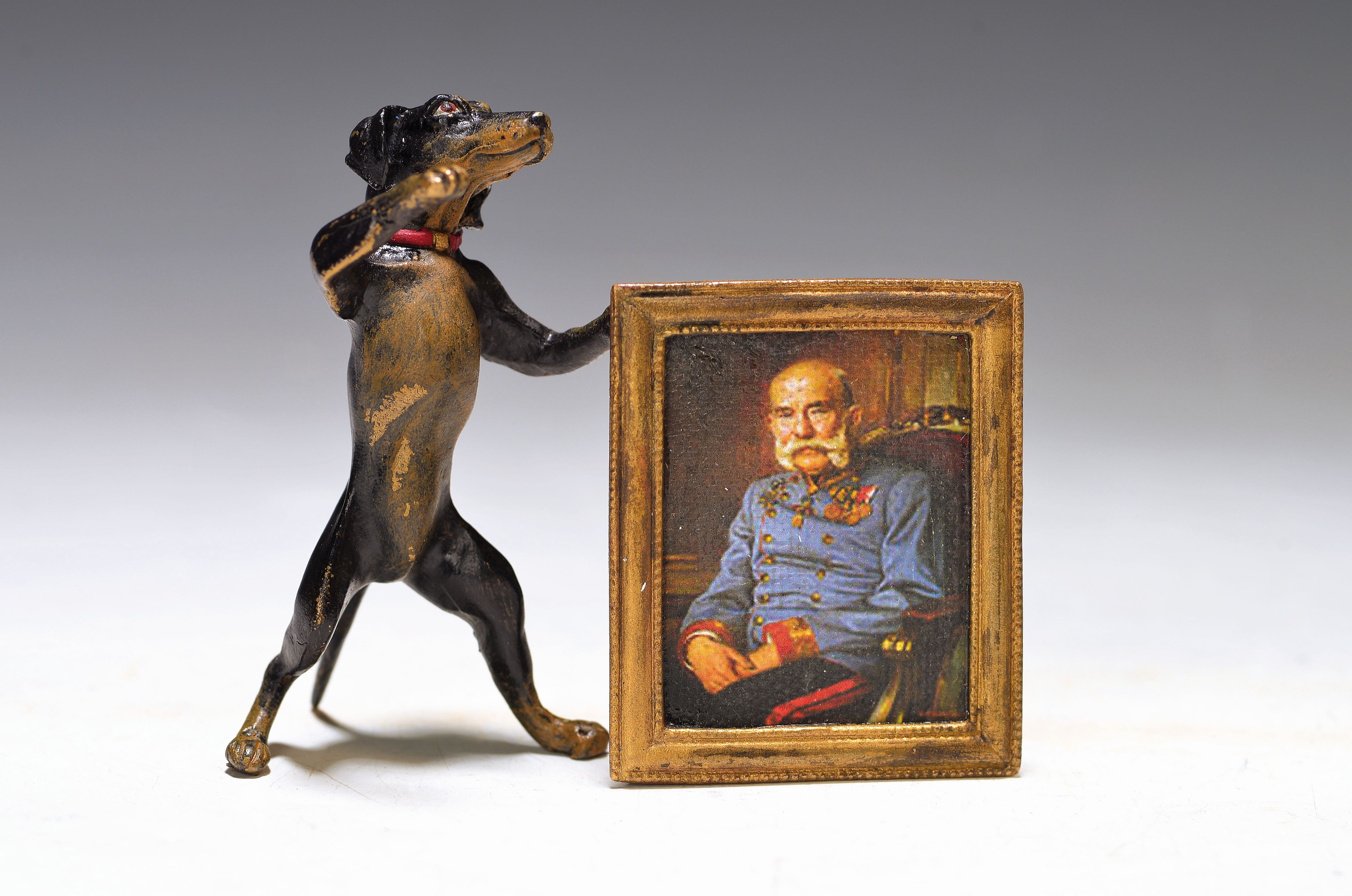 Wiener Bronze, Dackel mit Porträt von Kaiser Franz Josef, sign. Bergmann, bunt staffiert, H.ca. 7 cm