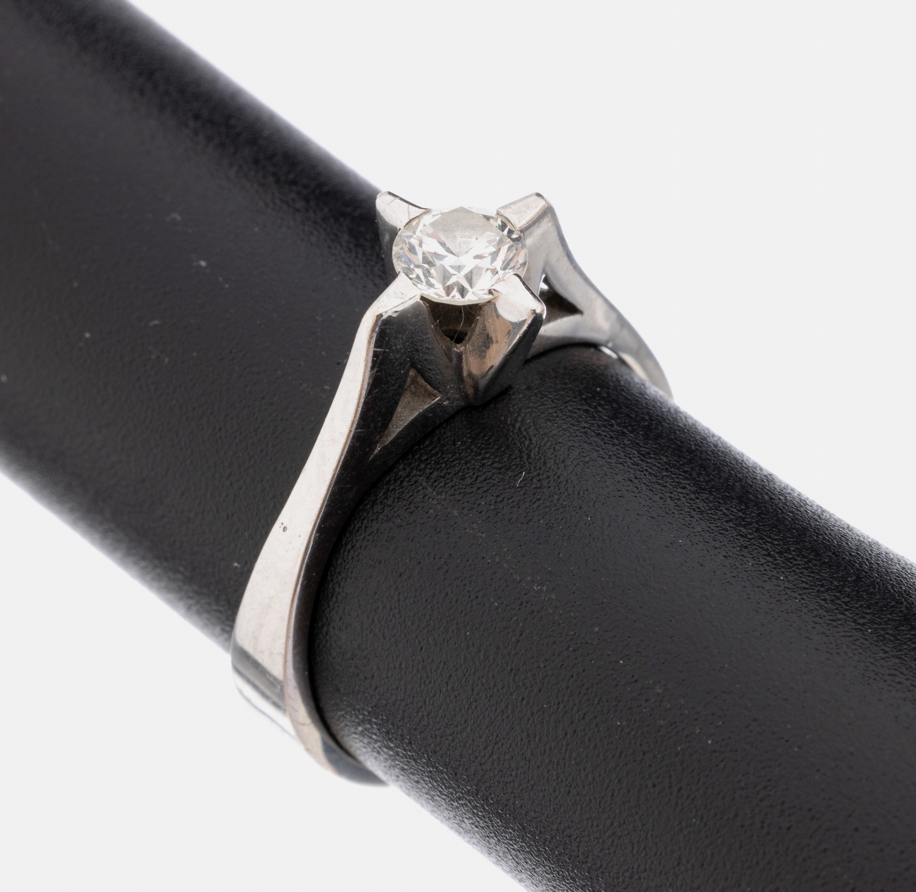 14 kt Gold Brillant-Ring, WG 585/000, 1 Brillant ca. 0.25 ct Weiß-l.get.Weiß/si, ca. 3.5 g, RW 51