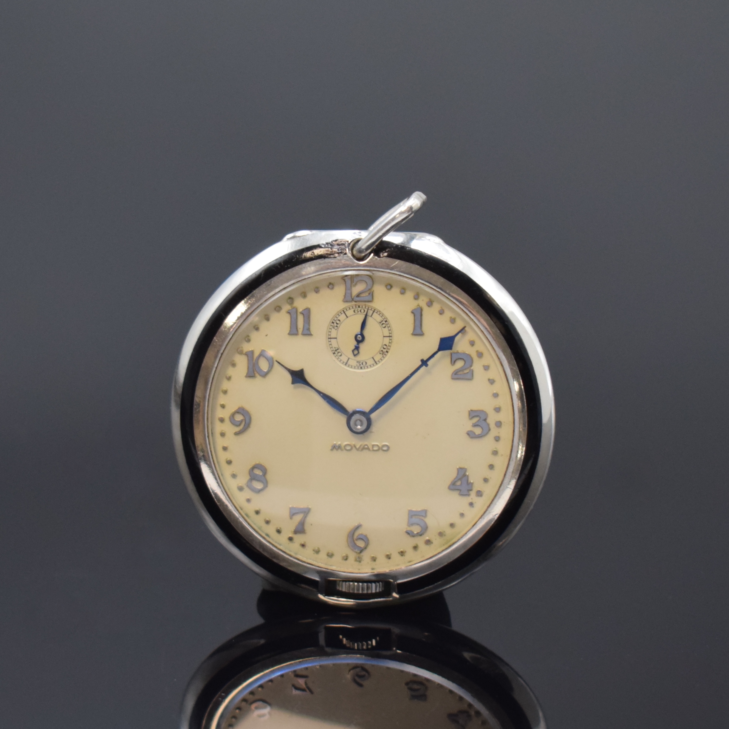 MOVADO seltene Art-Deco Frackuhr in Silber, Schweiz um 1920, glattes Geh., Lünette u. Boden m. schwarzem Emailring besch., silb. Zifferbl., kl. Sek. ...