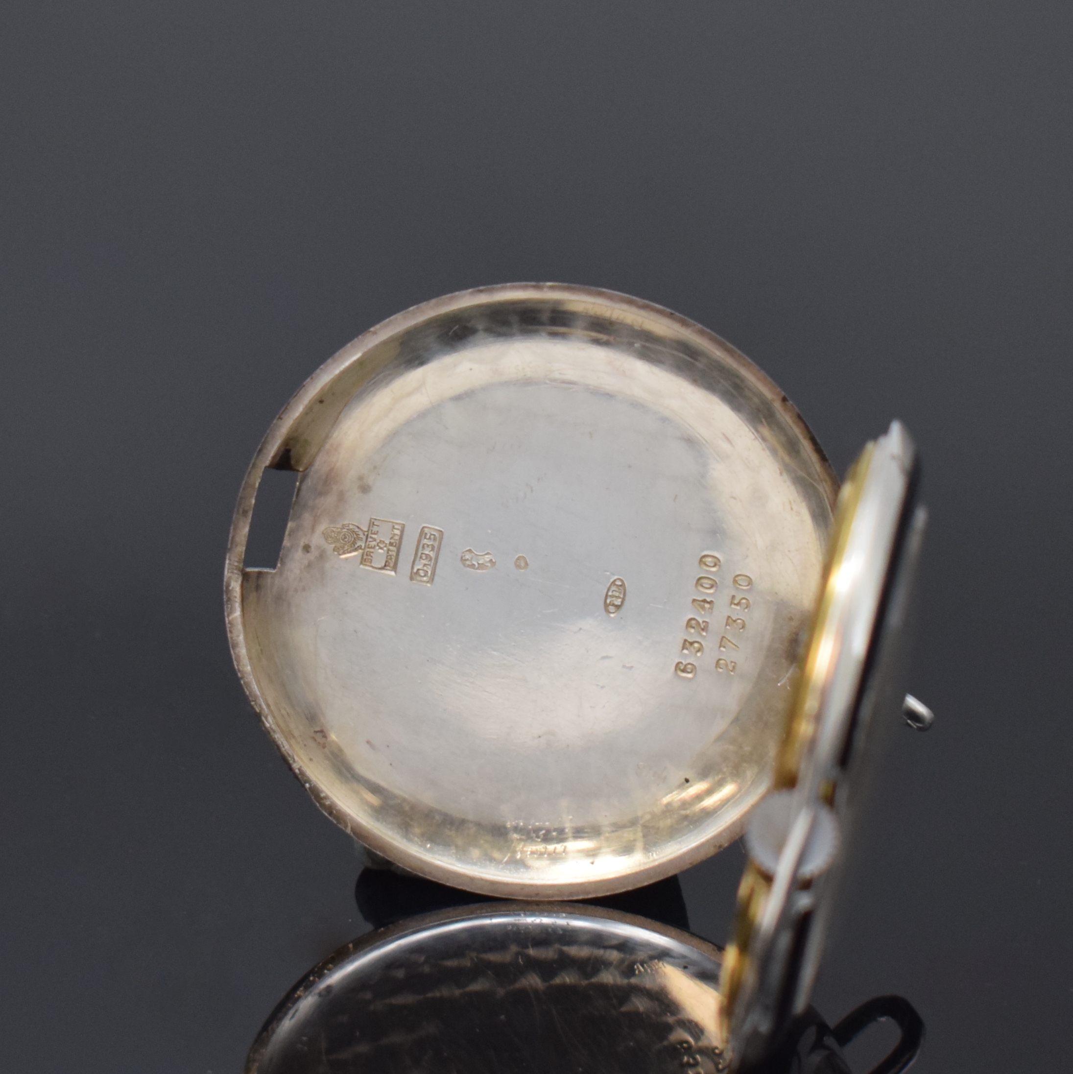 Detail b: MOVADO seltene Art-Deco Frackuhr in Silber, Schweiz um 1920, glattes Geh., Lünette u. Boden m. schwarzem Emailring besch., silb. Zifferbl., kl. Sek. ...