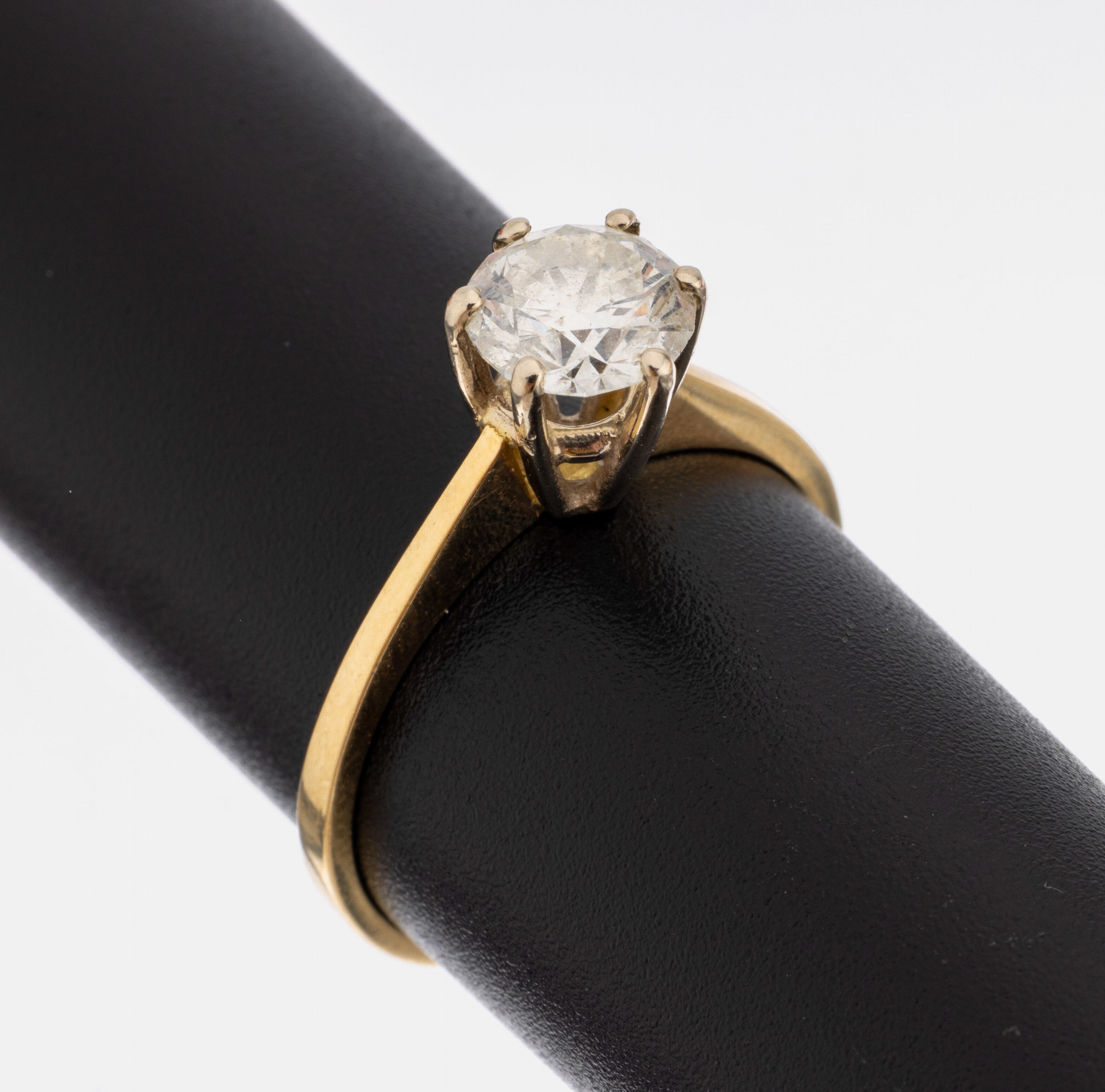 18 kt Gold Brillant-Ring, GG 750/000, 1 Brillant ca. 1.0 ct l.get. Weiß/p2 (behandelt), ca. 2.7 g, RW 54