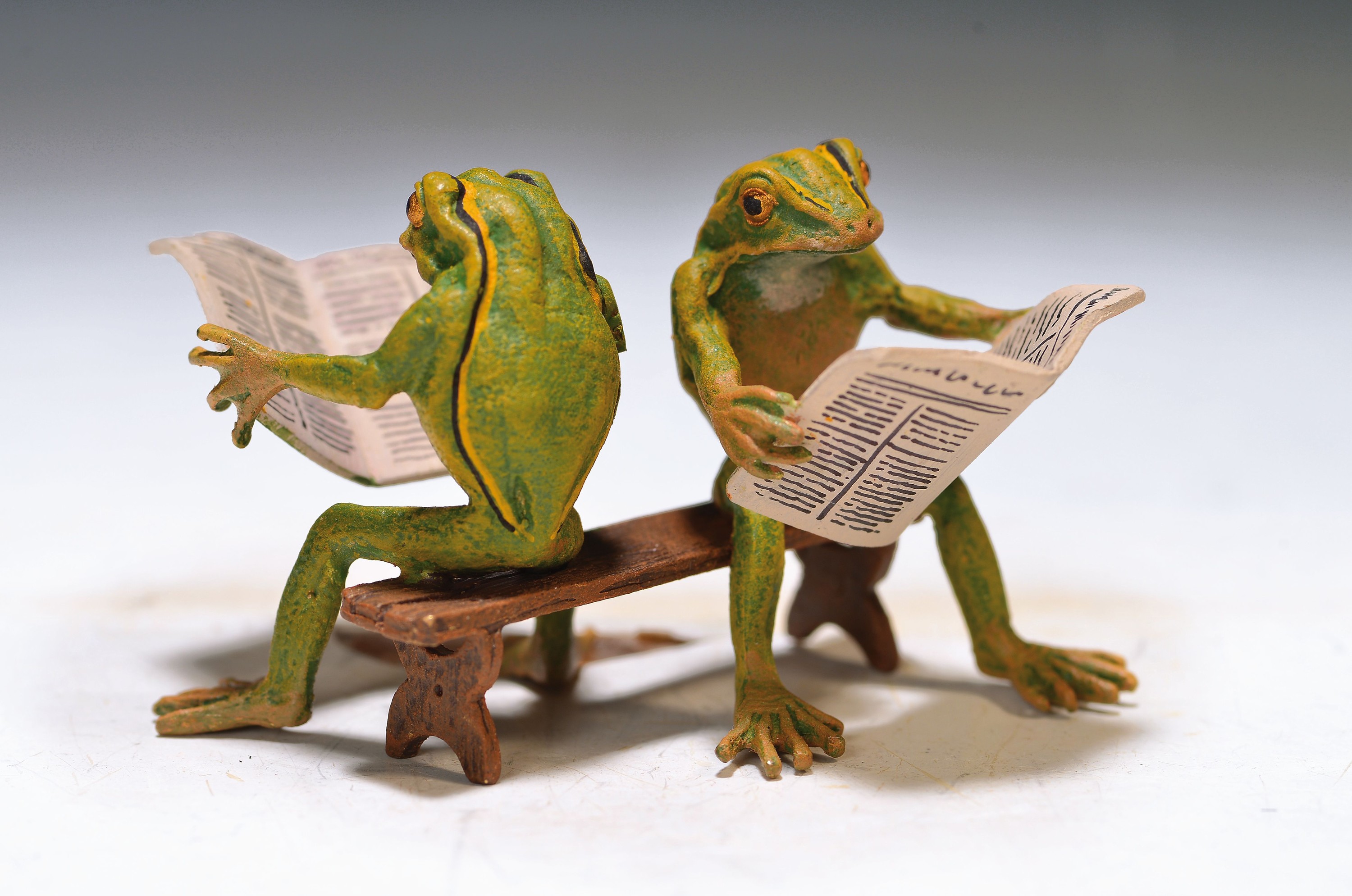 Wiener Bronze, zwei Frösche beim Zeitungslesen auf einer Bank, sign. Franz Bergmann, polychrom staffiert, ca. 5x6.5 cm
