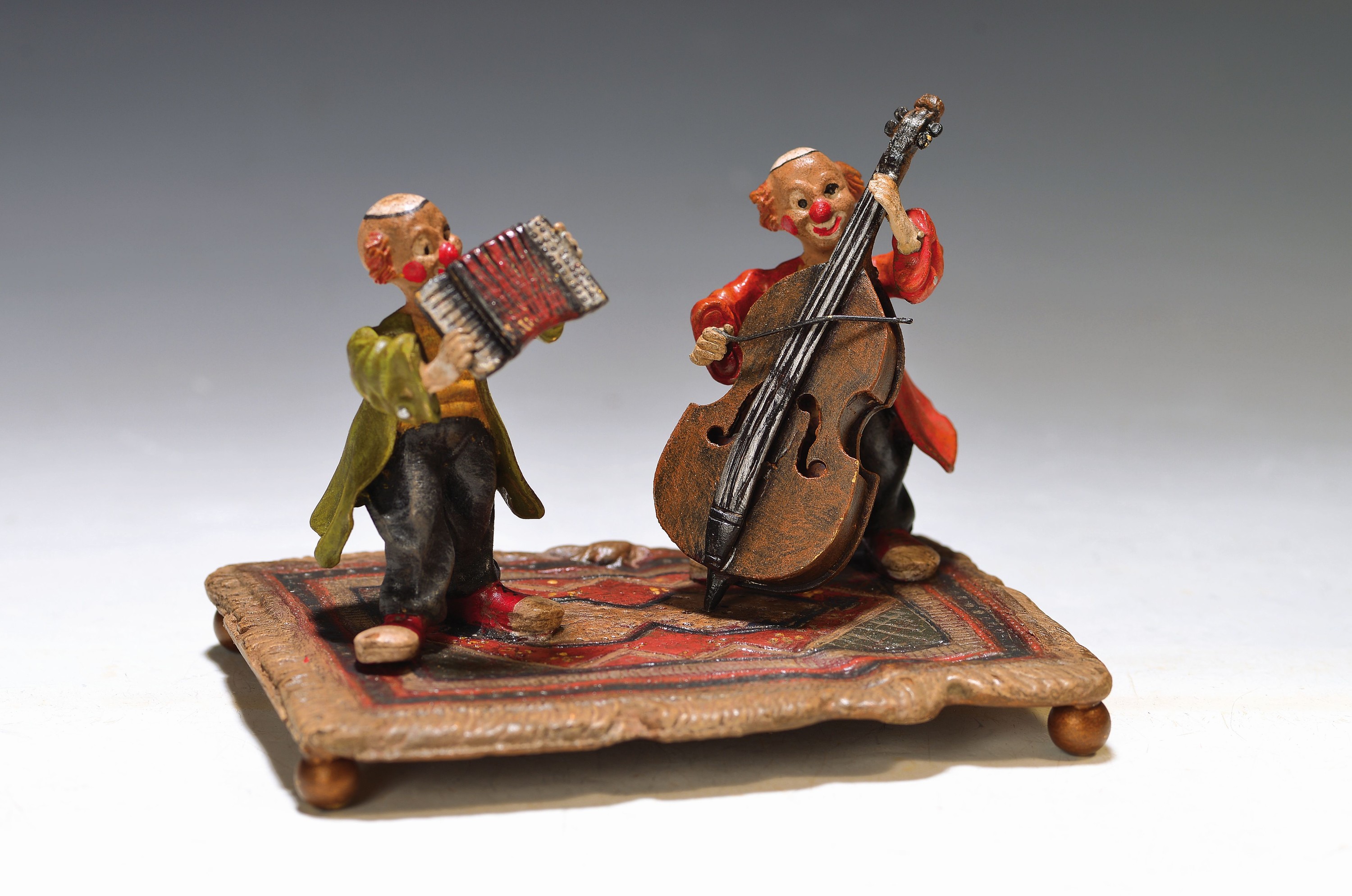 Große Wiener Bronze, zwei musizierende Clowns auf Perserteppich, sign. Bergmann, bunt staffiert, ca. 9.5x13x9.58 cm