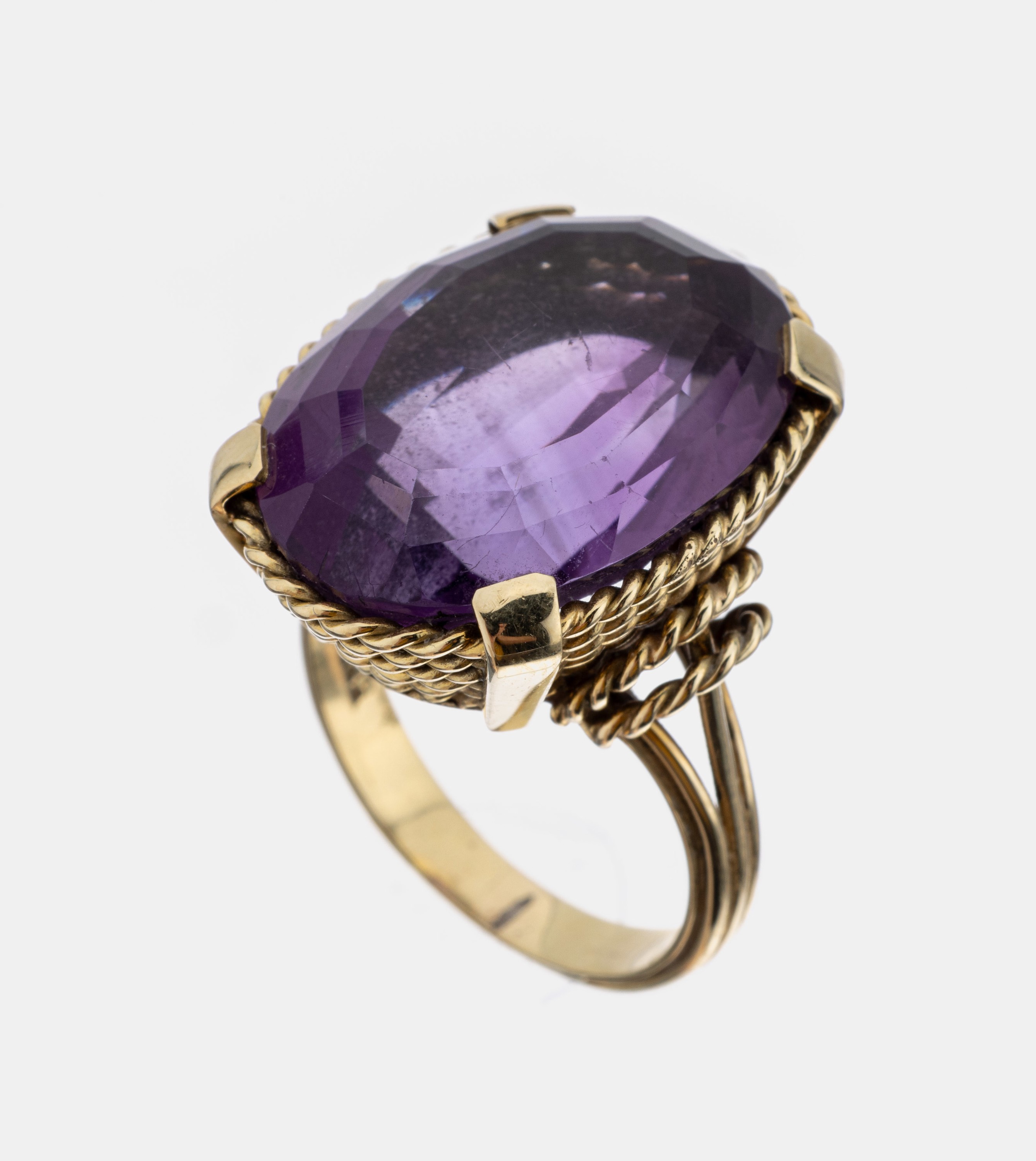 14 kt Gold Amethyst-Ring, deutsch um 1930/40, GG 585/000, ovalfacett. Amethyst ca. 30 ct,Unterkaderung mit Kordelrandverzierung, RW 59, ca. 14.7 g