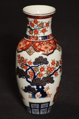 Image Blumenvase, Japan, Porzellan, stiltyp. bunte Gestaltung mit Figurenstaffage, sowie ...