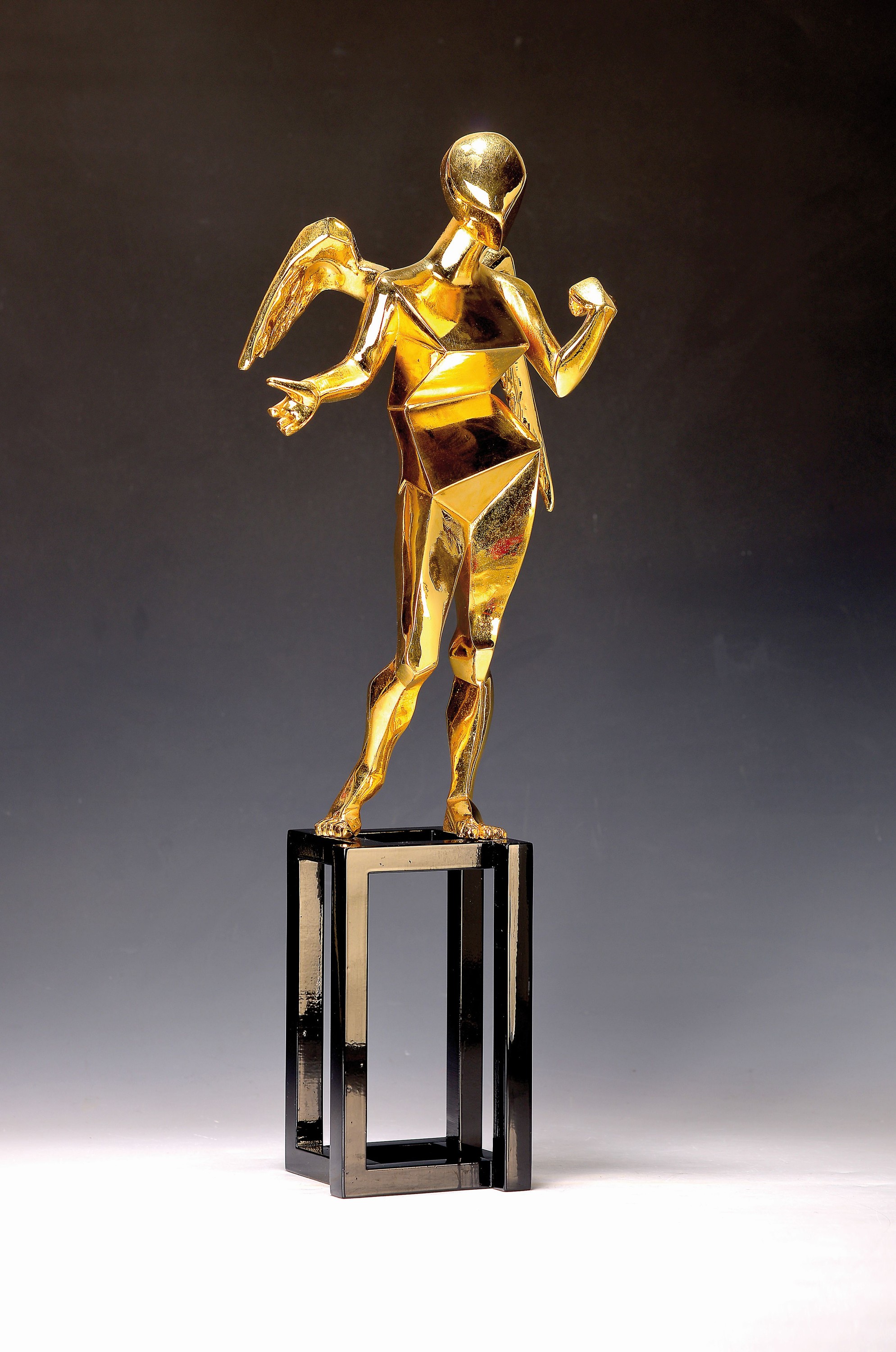 Detail k: Salvador Dali, 1904 - 1989,, "Kubistischer Engel", Bronzefigur, vergoldet, Edition Rom y Rom, num. 866/990, H. ca. 66 cm, signiert und num. ...