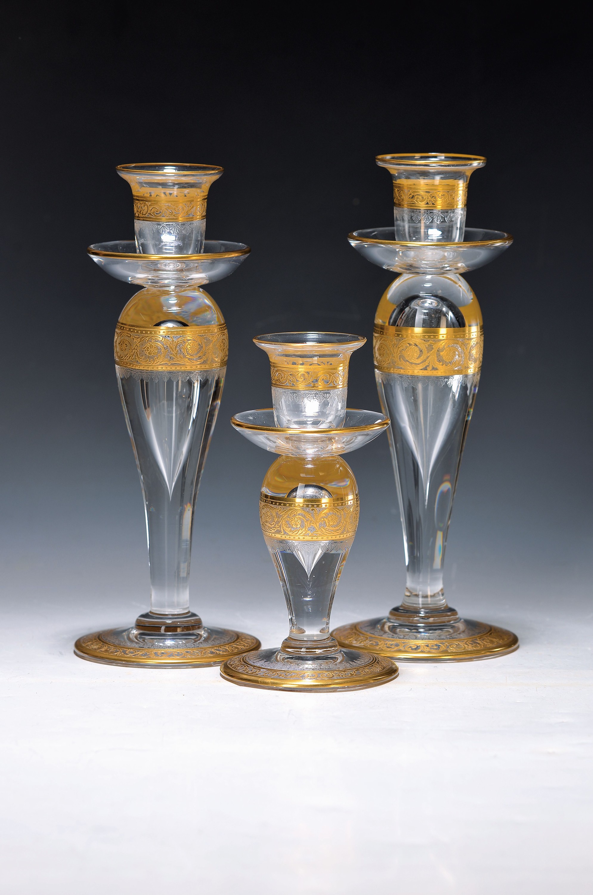 Drei Kerzenleuchter, Saint Louis, Thistle, 20.Jh., farbloses Kristallglas, mit umlaufender floral geätzter Goldbordüre: Leuchterpaar (ein Leuchter ...