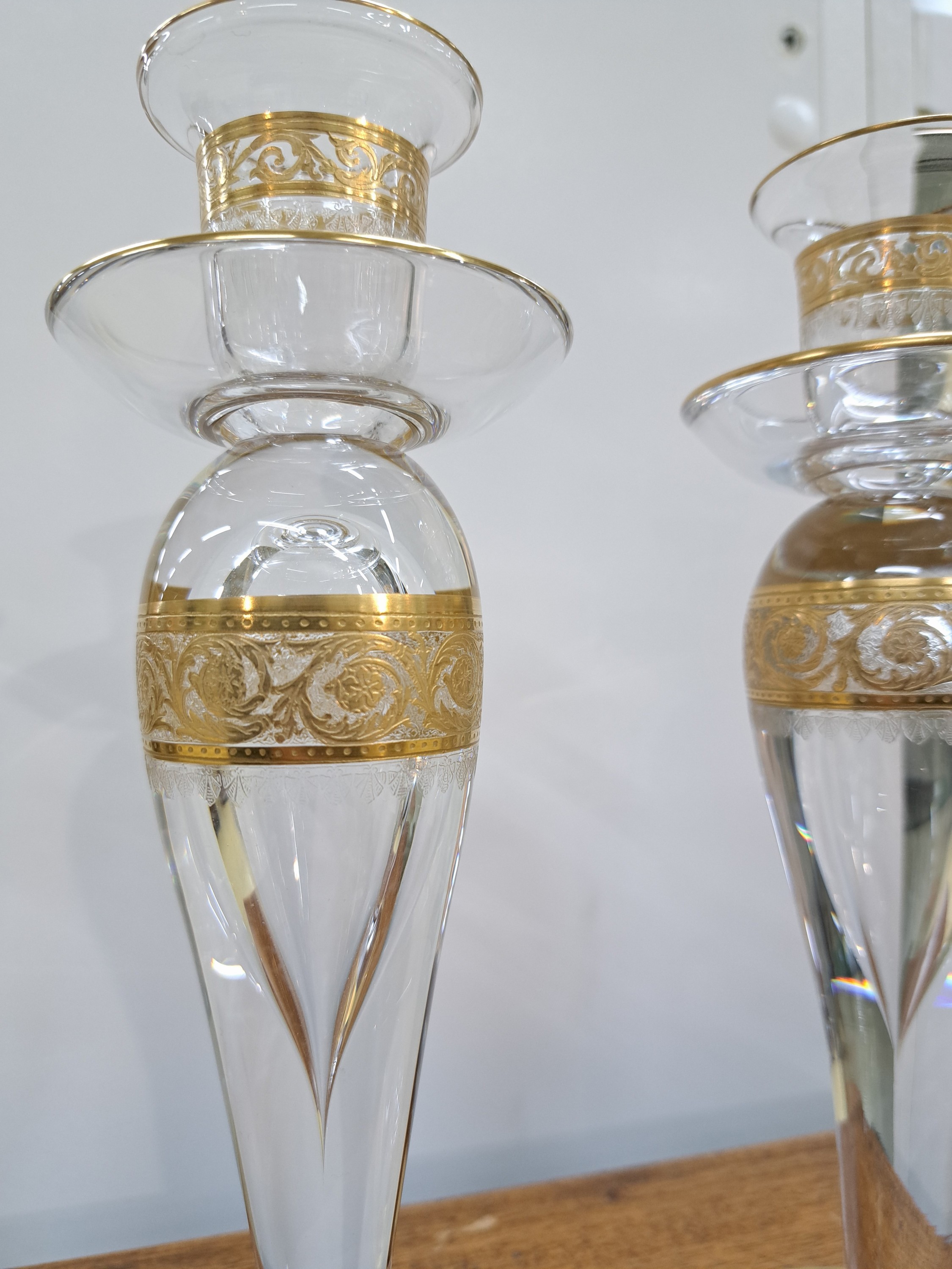Detail c: Drei Kerzenleuchter, Saint Louis, Thistle, 20.Jh., farbloses Kristallglas, mit umlaufender floral geätzter Goldbordüre: Leuchterpaar (ein Leuchter ...