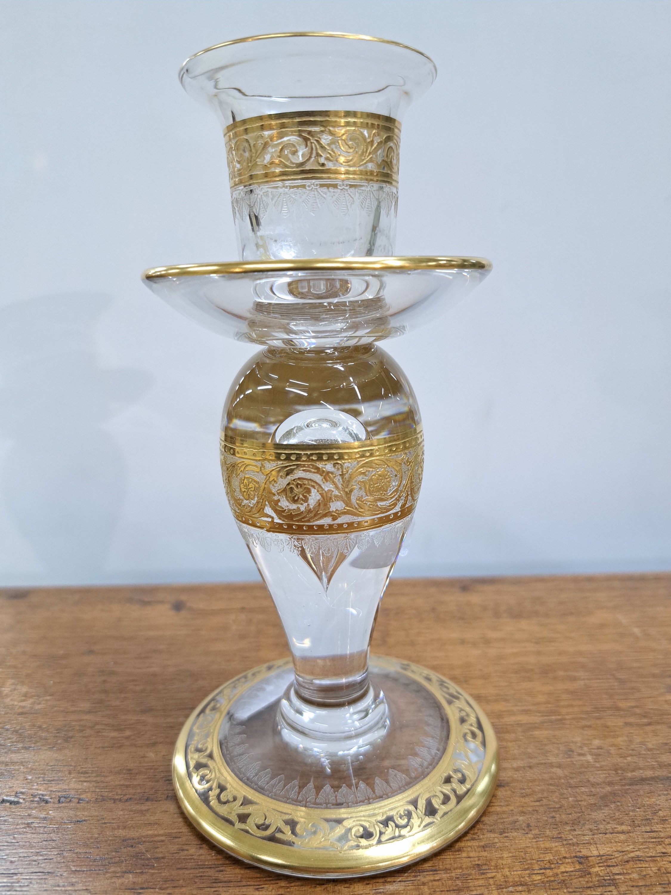 Detail d: Drei Kerzenleuchter, Saint Louis, Thistle, 20.Jh., farbloses Kristallglas, mit umlaufender floral geätzter Goldbordüre: Leuchterpaar (ein Leuchter ...