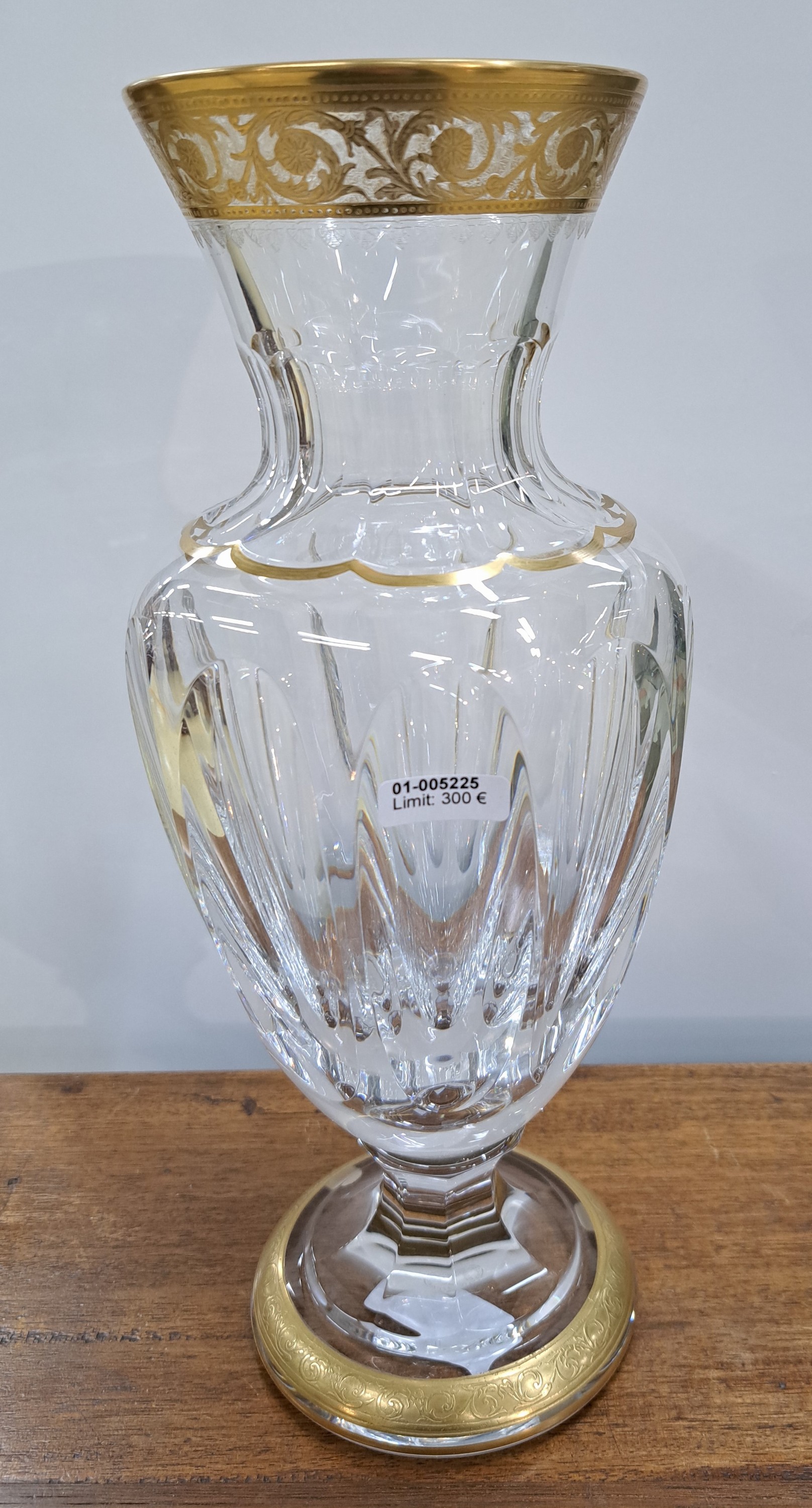 Detail a: Große Blumenvase, Saint Louis, Thistle, 20. Jh., farbloses Kristallglas, Wandung mit Ovalschliff, Fuß und Rand mit umlaufender floral geätzter ...