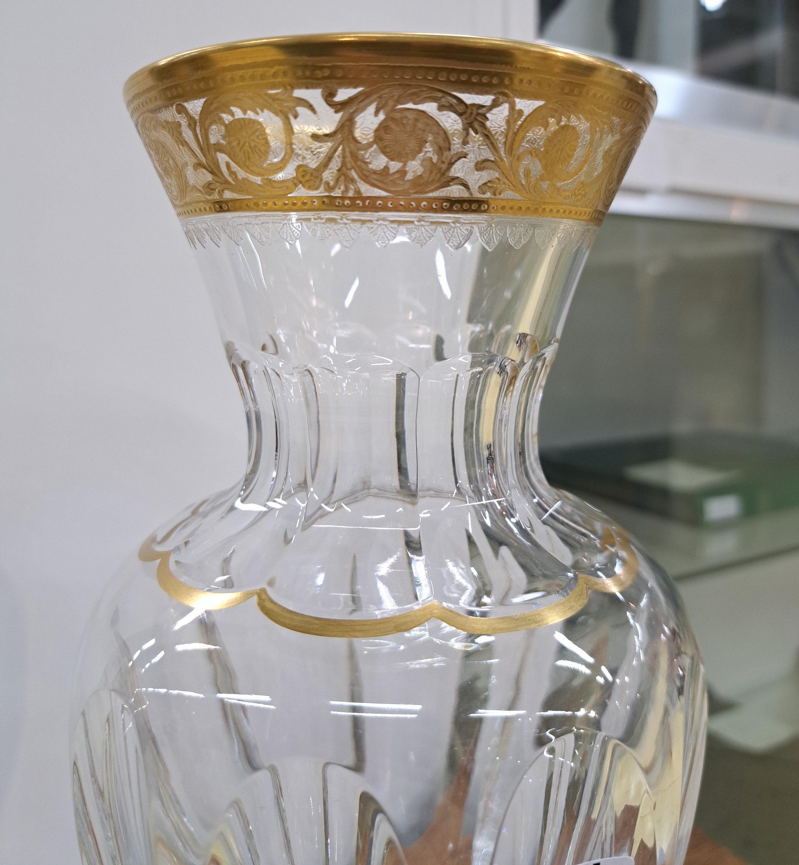Detail d: Große Blumenvase, Saint Louis, Thistle, 20. Jh., farbloses Kristallglas, Wandung mit Ovalschliff, Fuß und Rand mit umlaufender floral geätzter ...