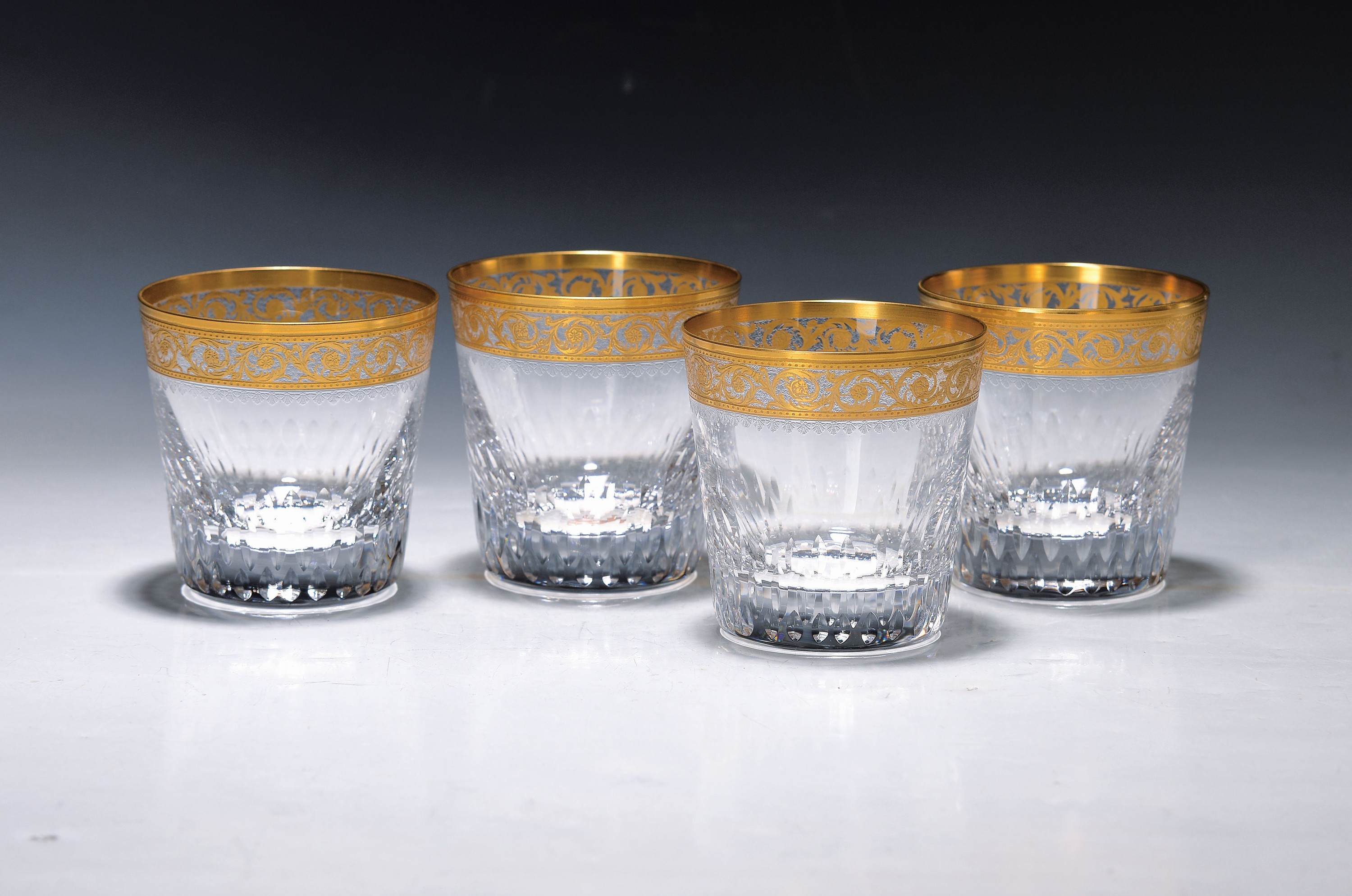 6 Whiskey-Gläser, Saint Louis, Thistle, 20. Jh., farbloses Kristallglas, mit umlaufender floral geätzter Goldbordüre, gemarkt, H.ca. 8.5 cm