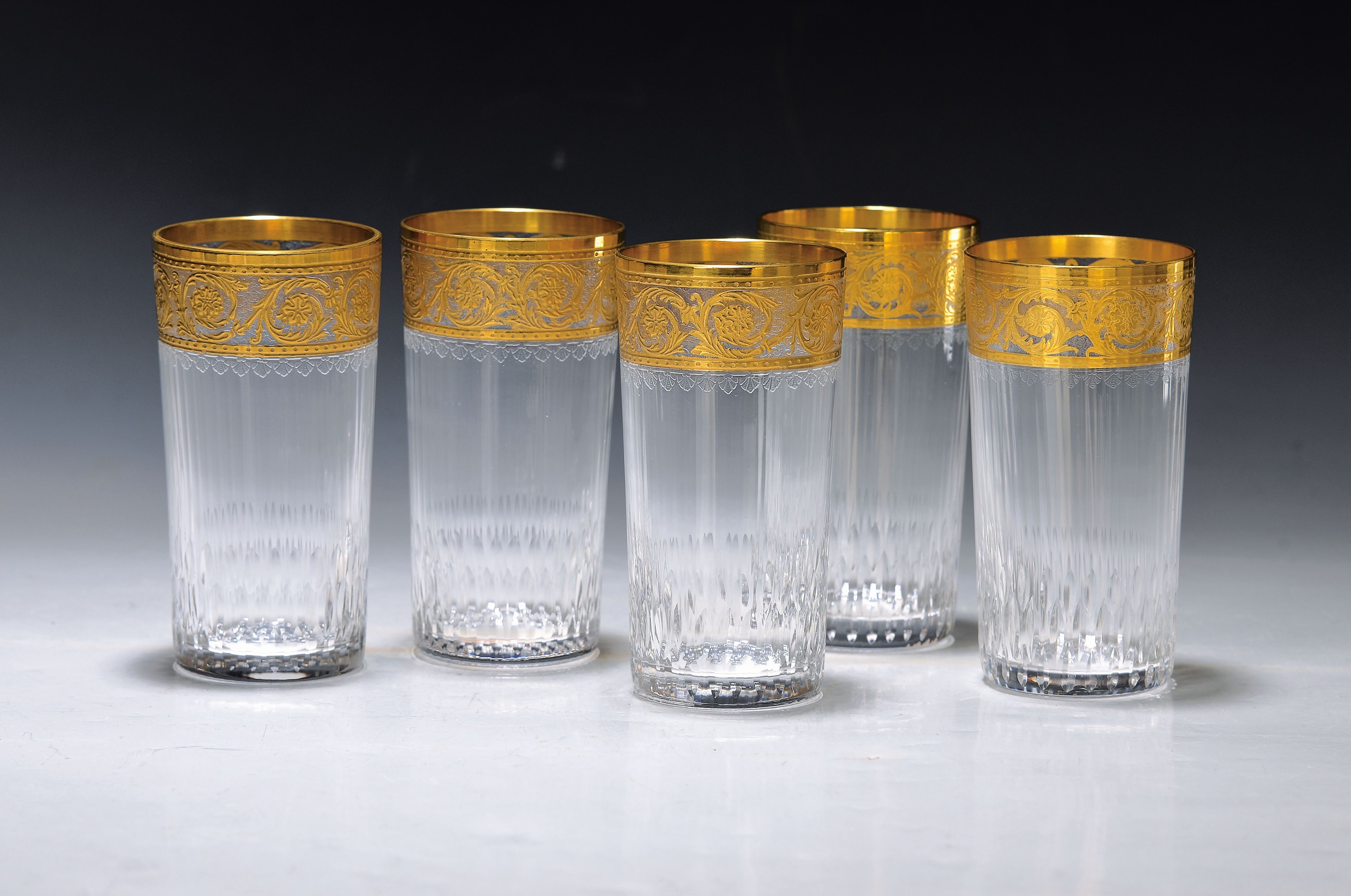9 Bechergläser für Bier-, Wasser- oder Saft, Saint Louis, Thistle, 20. Jh., farbloses Kristallglas, mit umlaufender floral geätzter Goldbordüre, ...