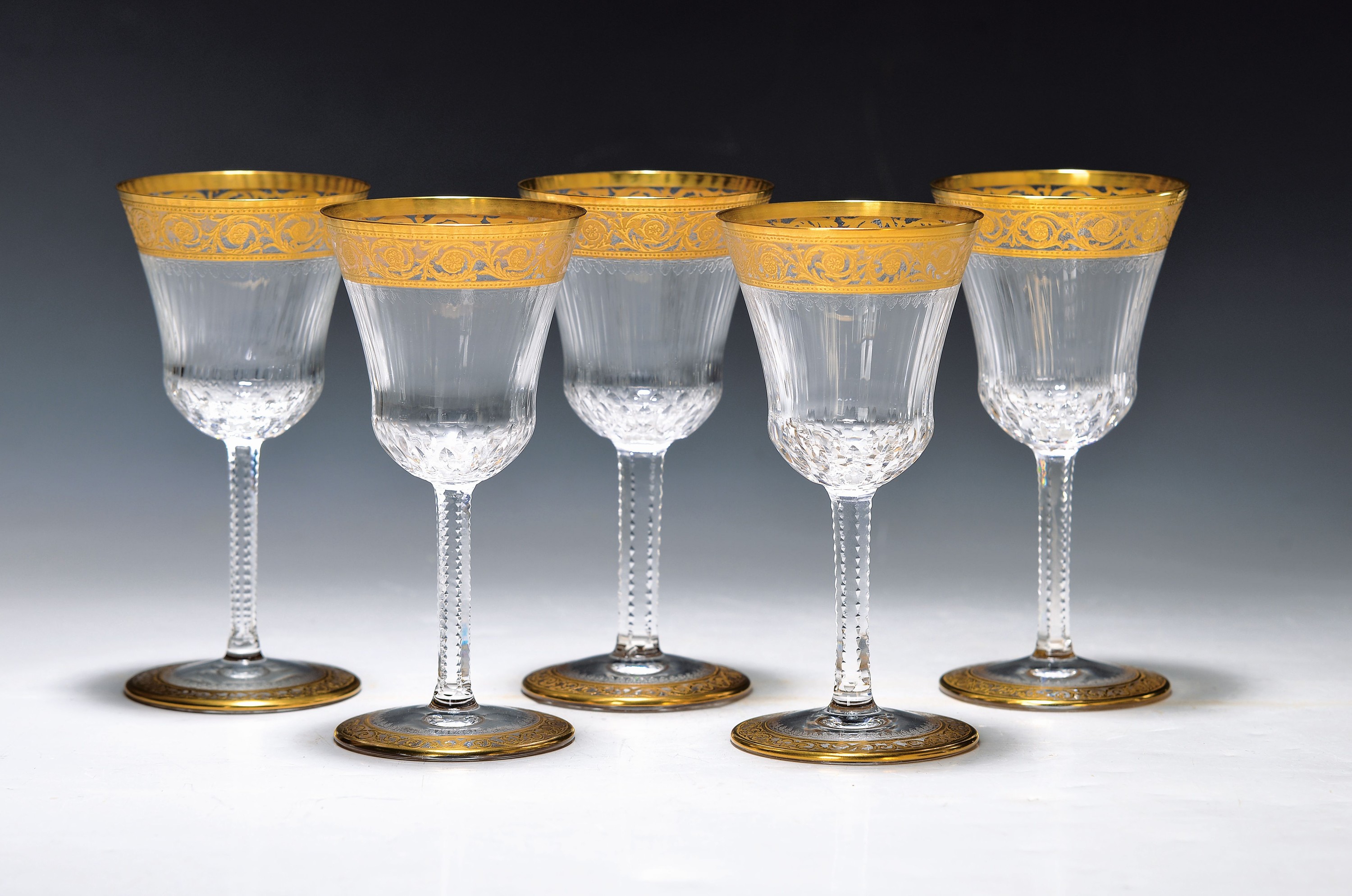 9 Weissweingläser, Saint Louis, Thistle, 20. Jh., farbloses Kristallglas, mit umlaufender floral geätzter Goldbordüre, gemarkt, H.ca. 14 cm