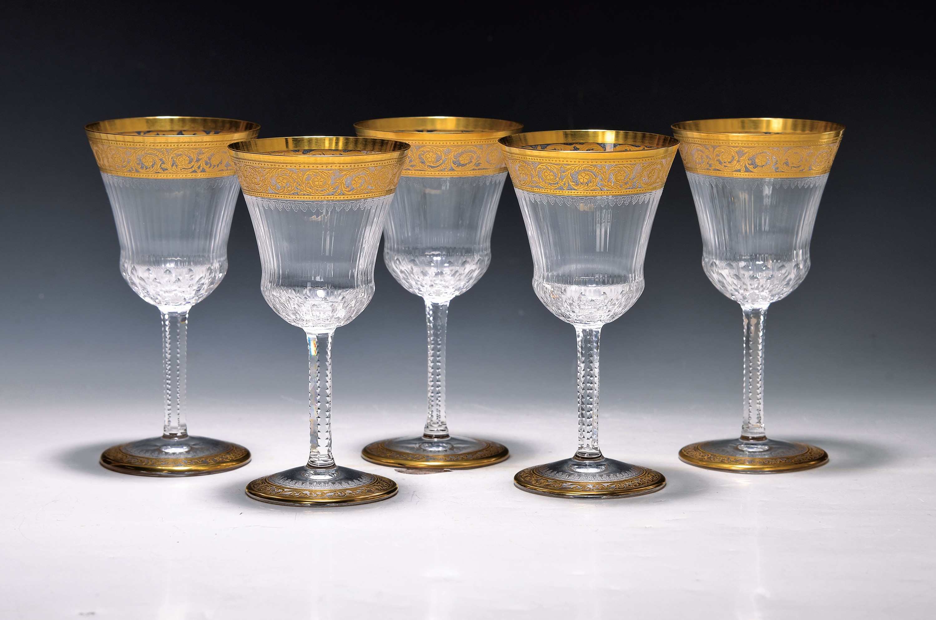 8 Rotweingläser, Saint Louis, Thistle, 20. Jh., farbloses Kristallglas, mit umlaufender floral geätzter Goldbordüre, gemarkt, H.ca. 16 cm