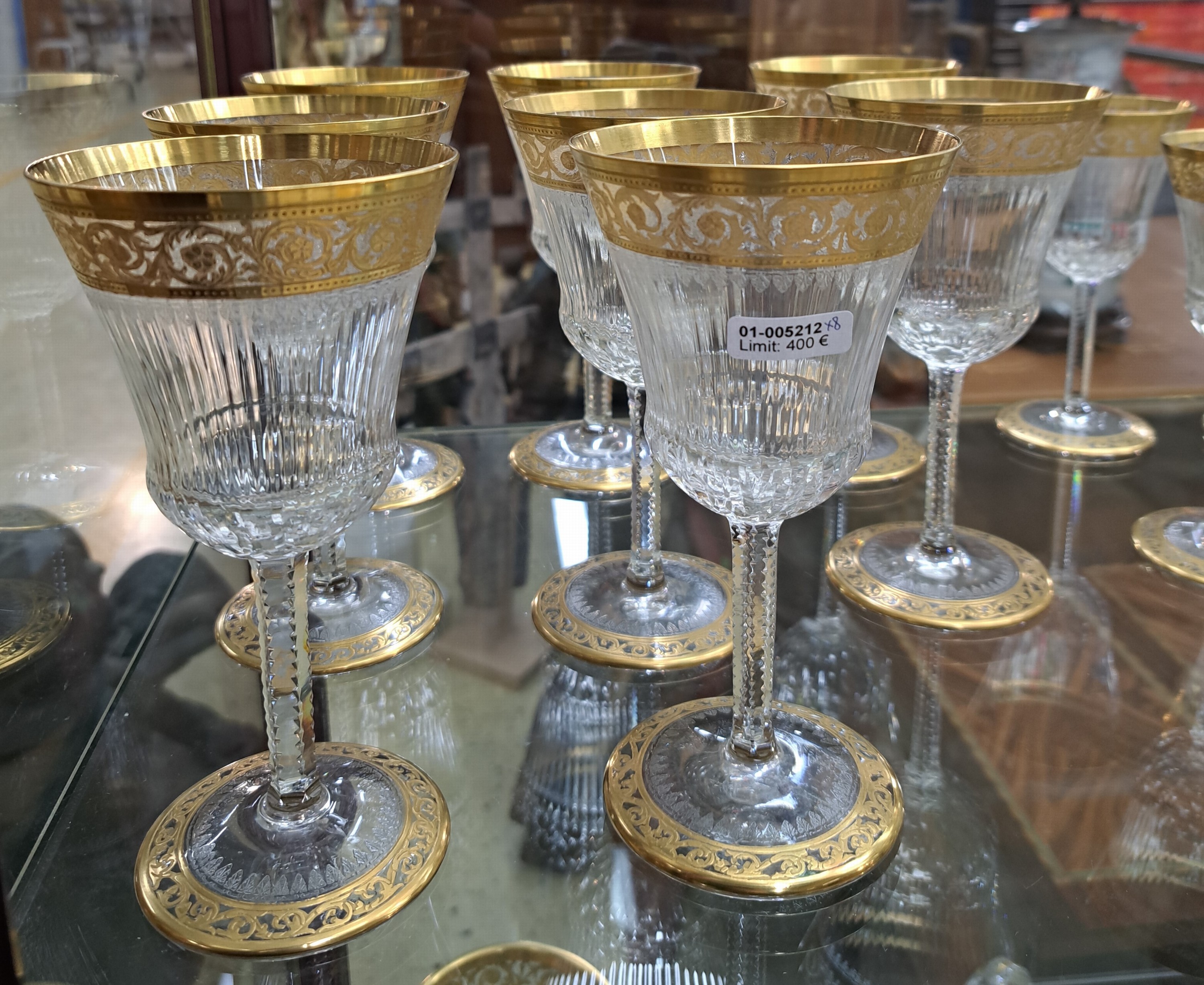 Detail a: 8 Rotweingläser, Saint Louis, Thistle, 20. Jh., farbloses Kristallglas, mit umlaufender floral geätzter Goldbordüre, gemarkt, H.ca. 16 cm