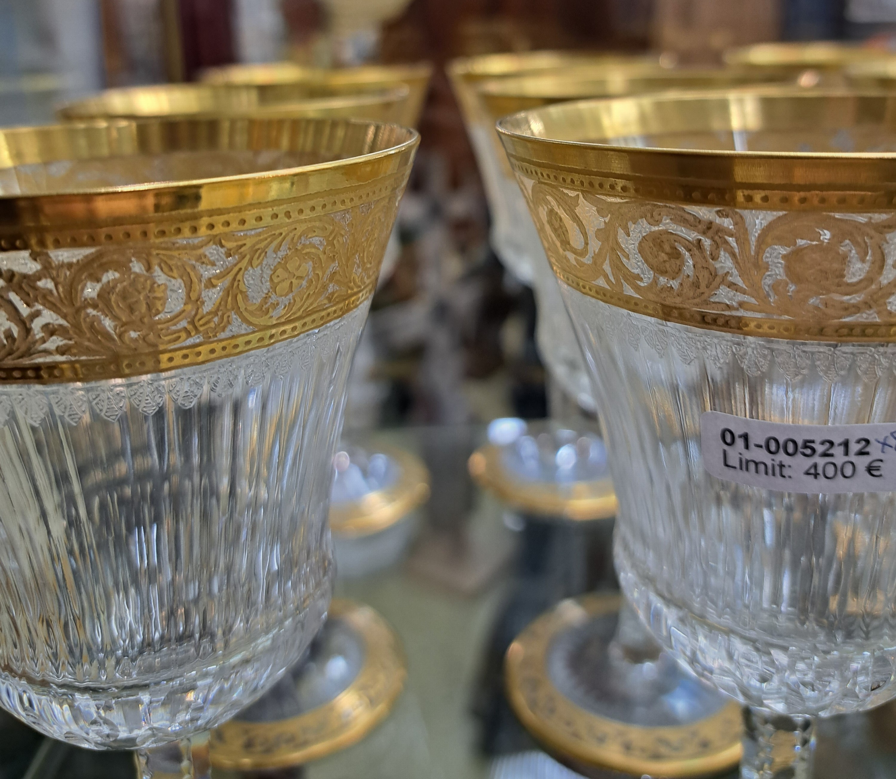 Detail d: 8 Rotweingläser, Saint Louis, Thistle, 20. Jh., farbloses Kristallglas, mit umlaufender floral geätzter Goldbordüre, gemarkt, H.ca. 16 cm