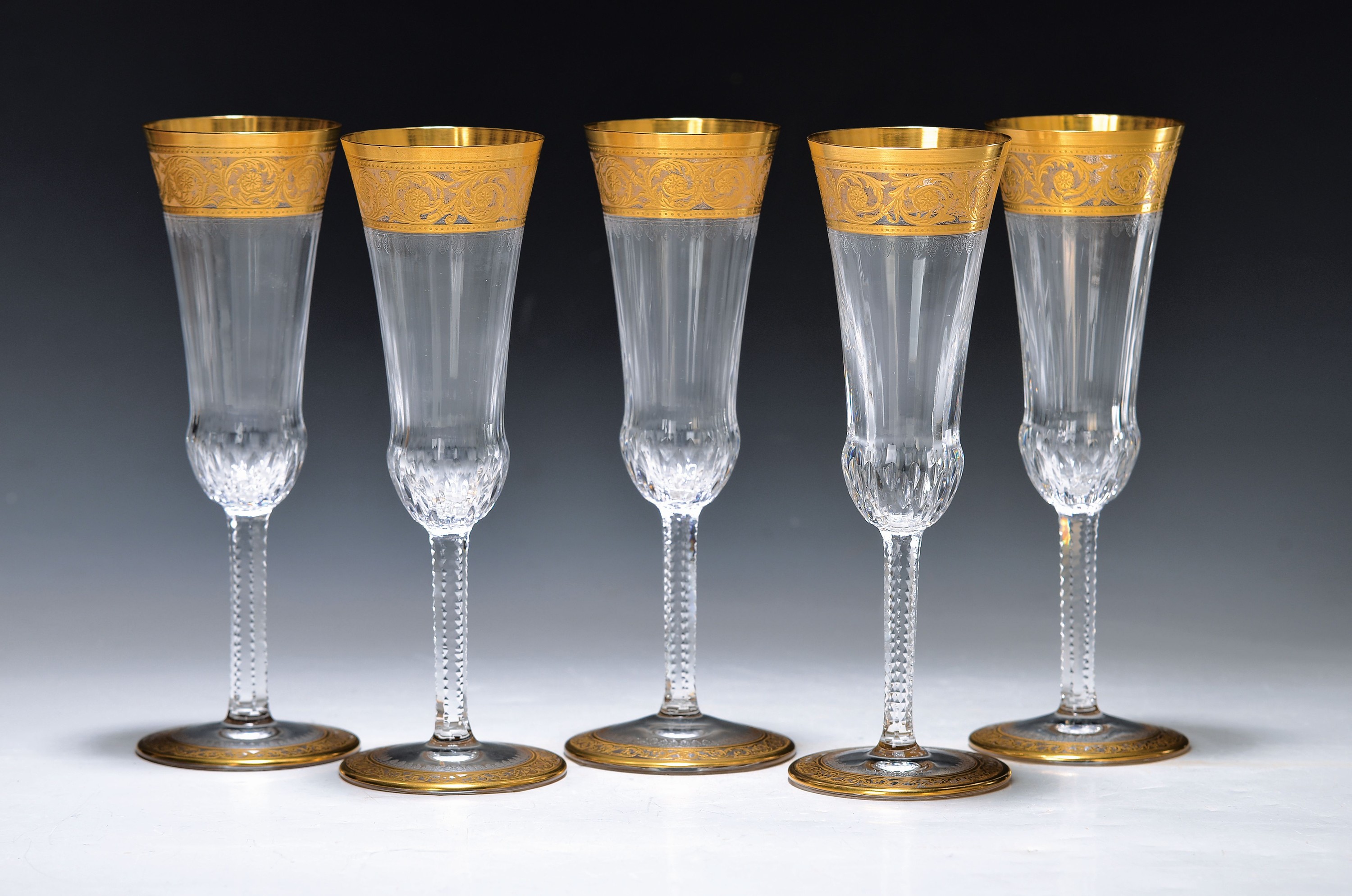 9 Sektflöten, Saint Louis, Thistle, 20. Jh., farbloses Kristallglas, mit umlaufender floral geätzter Goldbordüre, gemarkt, H.ca. 19 cm