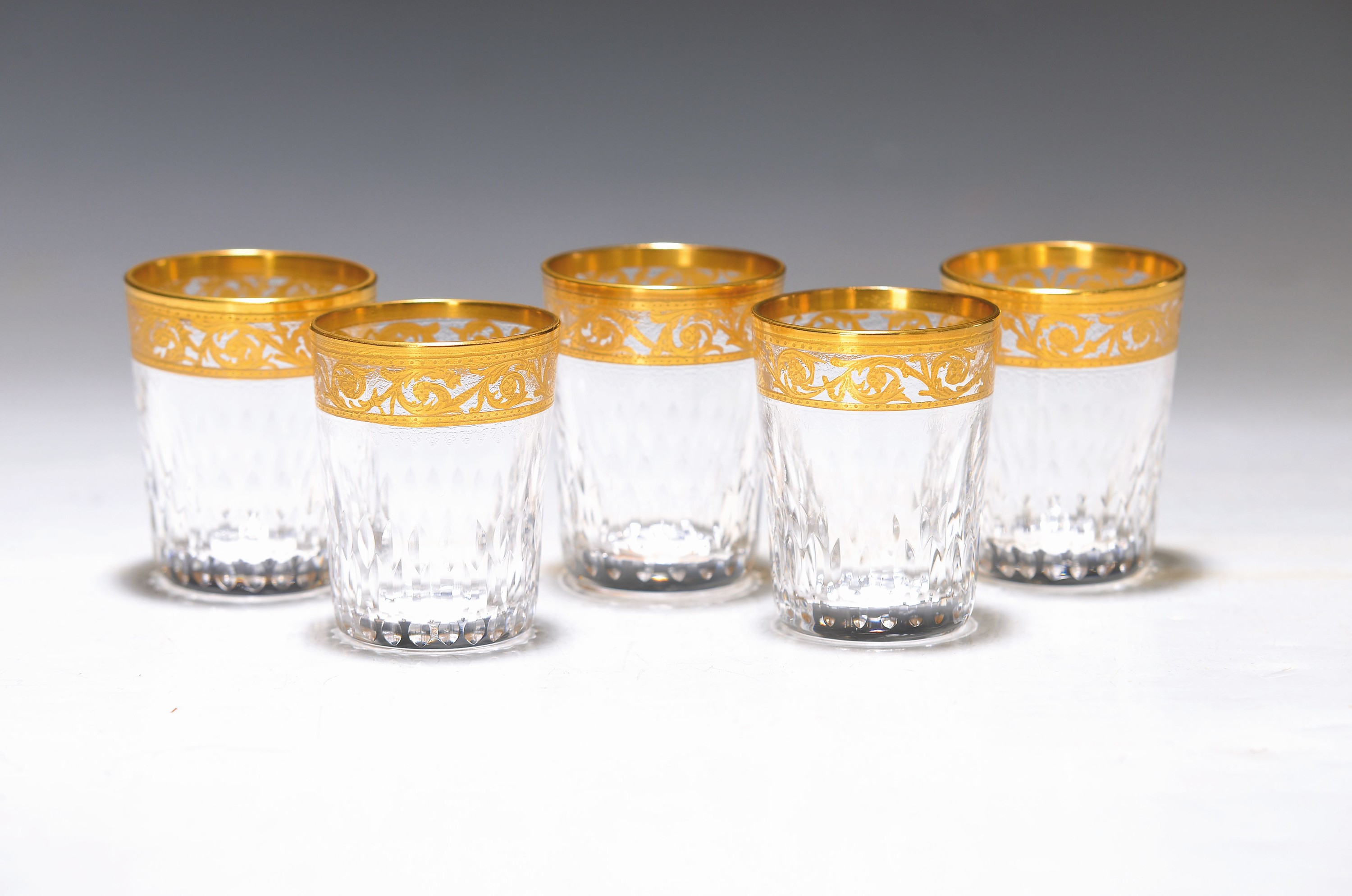 9 Schnapsgläser, Saint Louis, Thistle, 20. Jh., farbloses Kristallglas, mit umlaufender floral geätzter Goldbordüre, gemarkt, H.ca. 5.5 cm