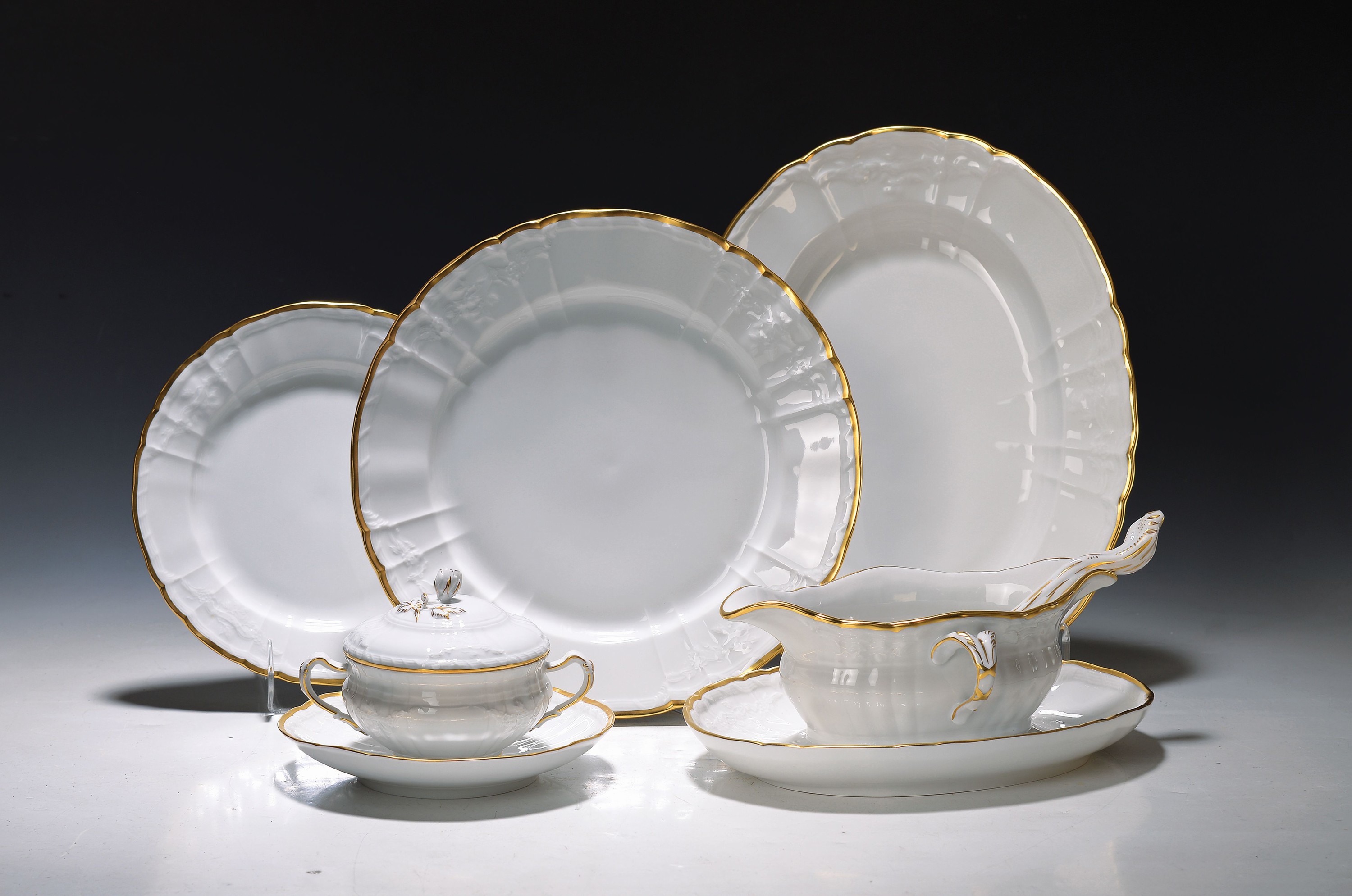 Tafelservice/Speiseservice, KPM Berlin, Rocaille mit Goldrand, 20. Jh., komplett für 6 Personen, 6 Suppentassen mit Untertassen, 6 Dessertteller, 6 ...
