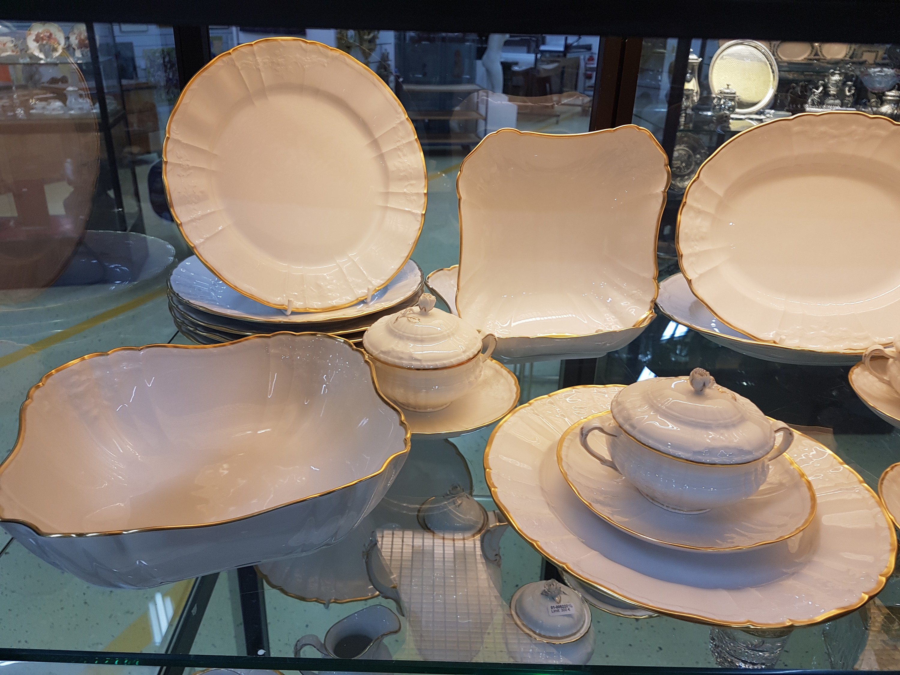Detail b: Tafelservice/Speiseservice, KPM Berlin, Rocaille mit Goldrand, 20. Jh., komplett für 6 Personen, 6 Suppentassen mit Untertassen, 6 Dessertteller, 6 ...