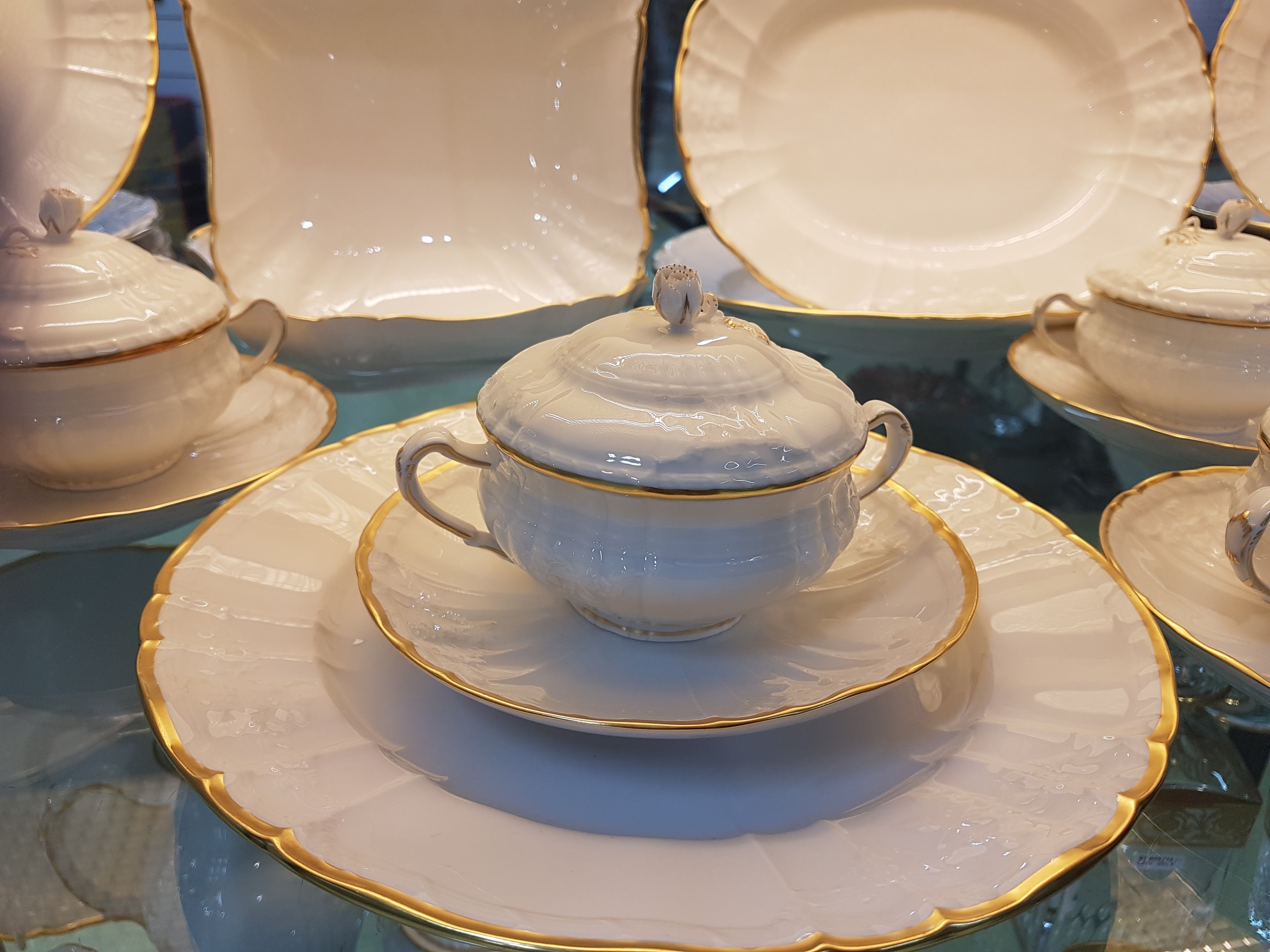 Detail c: Tafelservice/Speiseservice, KPM Berlin, Rocaille mit Goldrand, 20. Jh., komplett für 6 Personen, 6 Suppentassen mit Untertassen, 6 Dessertteller, 6 ...