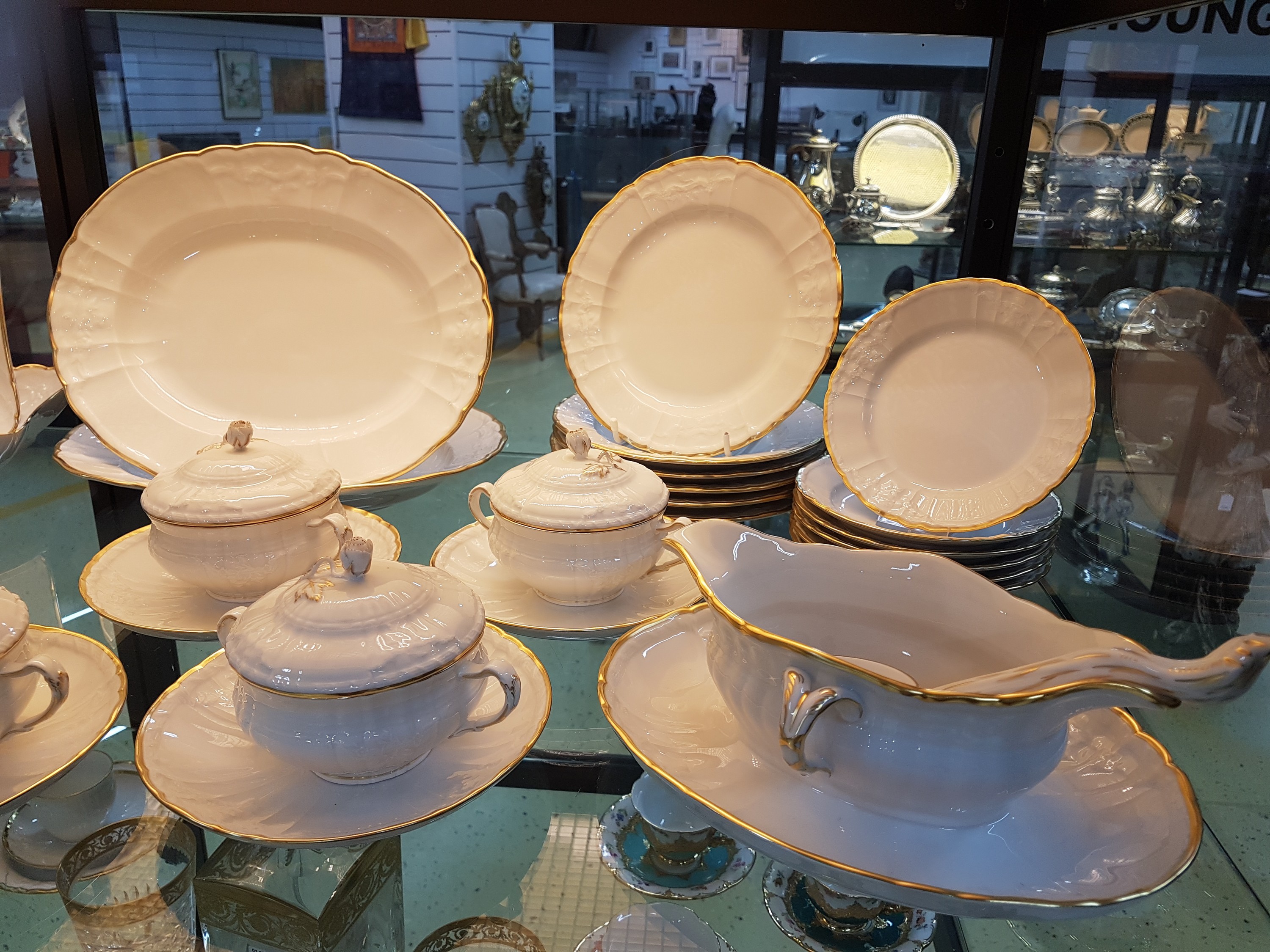 Detail d: Tafelservice/Speiseservice, KPM Berlin, Rocaille mit Goldrand, 20. Jh., komplett für 6 Personen, 6 Suppentassen mit Untertassen, 6 Dessertteller, 6 ...