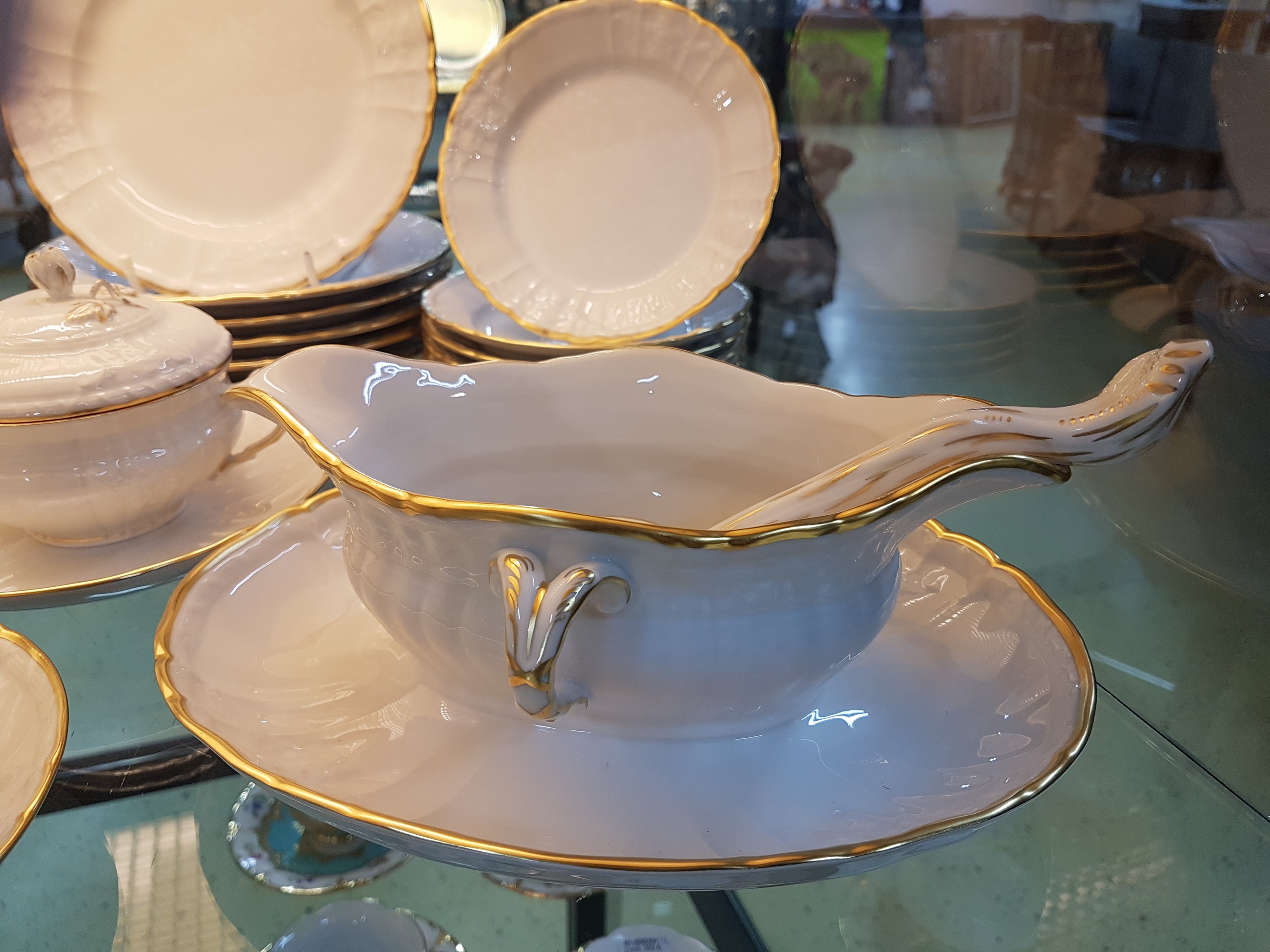 Detail e: Tafelservice/Speiseservice, KPM Berlin, Rocaille mit Goldrand, 20. Jh., komplett für 6 Personen, 6 Suppentassen mit Untertassen, 6 Dessertteller, 6 ...