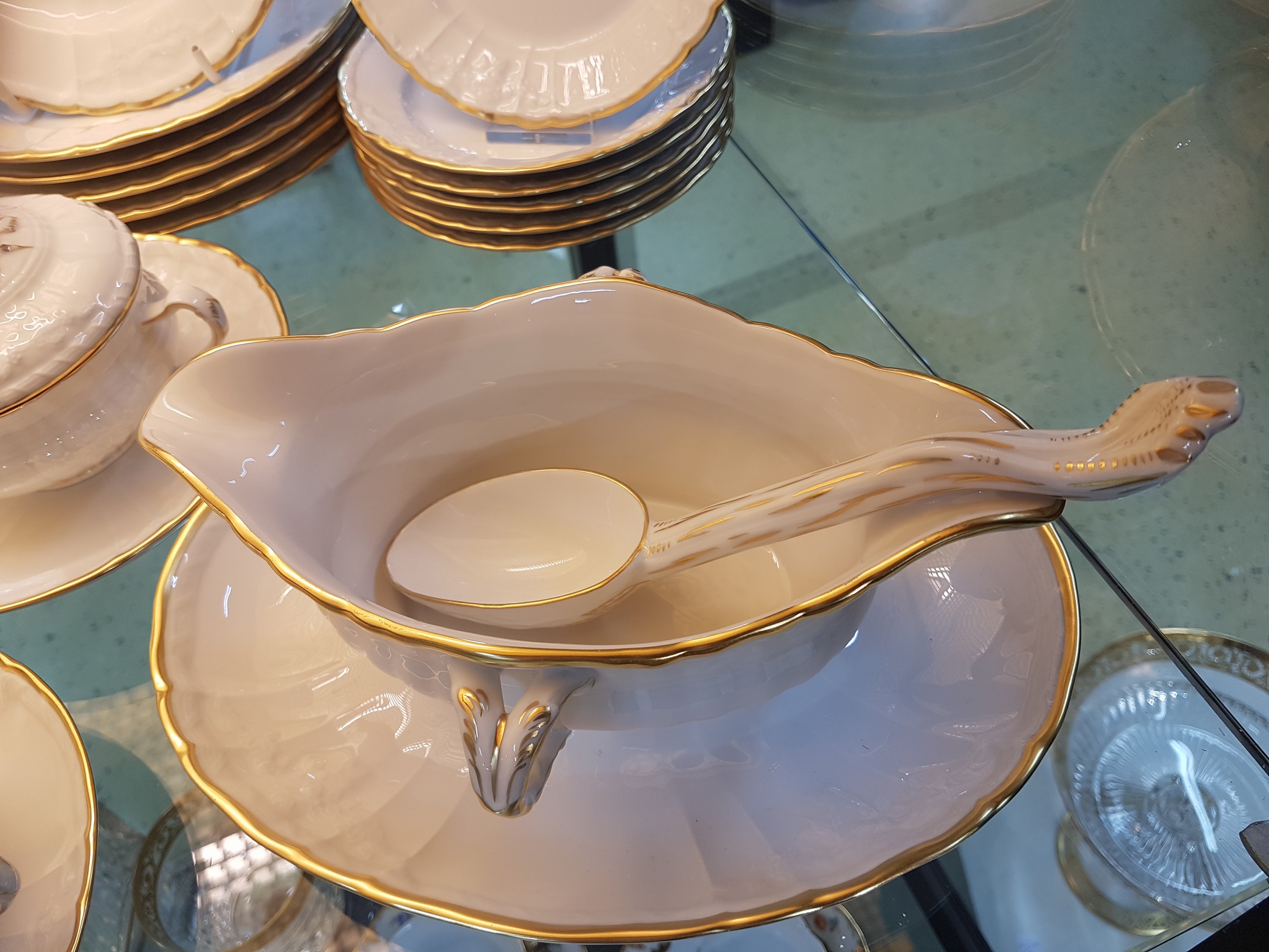 Detail f: Tafelservice/Speiseservice, KPM Berlin, Rocaille mit Goldrand, 20. Jh., komplett für 6 Personen, 6 Suppentassen mit Untertassen, 6 Dessertteller, 6 ...