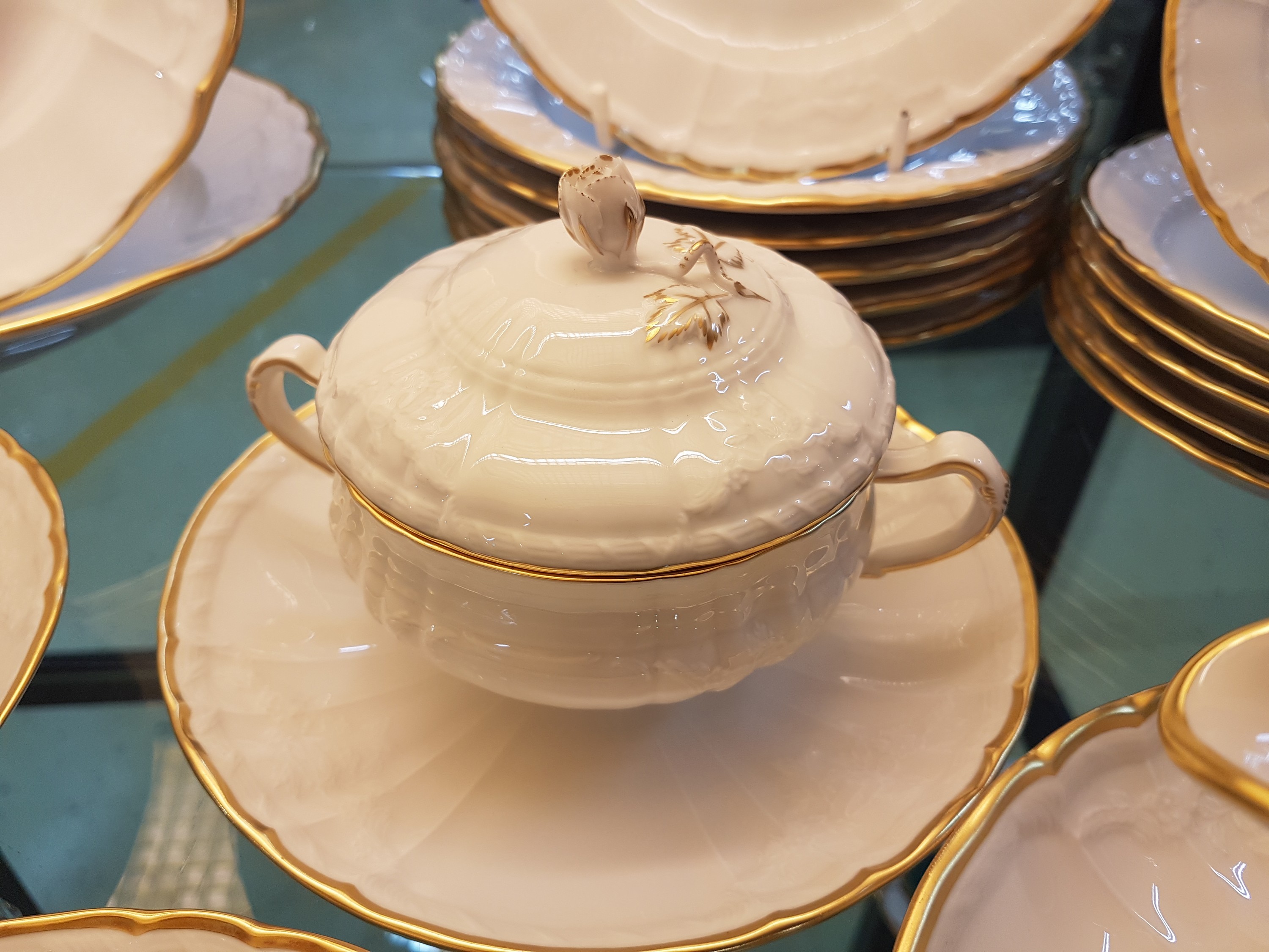 Detail h: Tafelservice/Speiseservice, KPM Berlin, Rocaille mit Goldrand, 20. Jh., komplett für 6 Personen, 6 Suppentassen mit Untertassen, 6 Dessertteller, 6 ...
