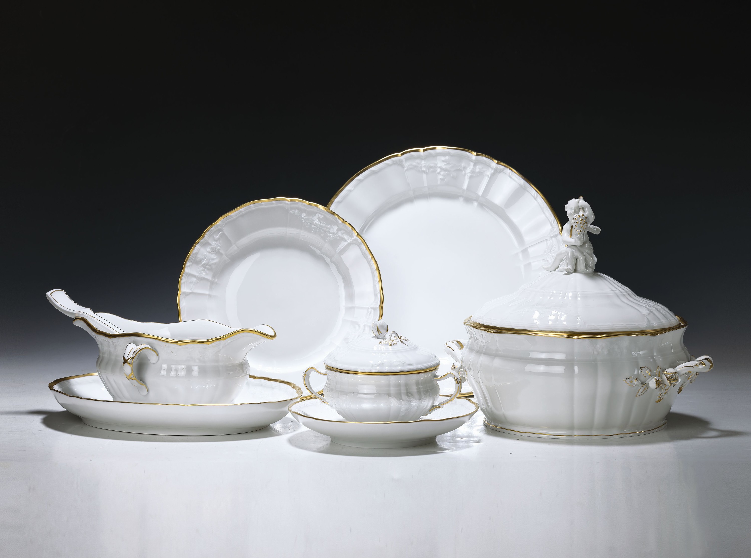 Umfangreiches Tafel-/Speiseservice, KPM Rocaille, 20. Jh., für 9 Personen, Goldrand, 11 Menueteller, 20 Dessertteller, 9 Deckelsuppentassen mit ...