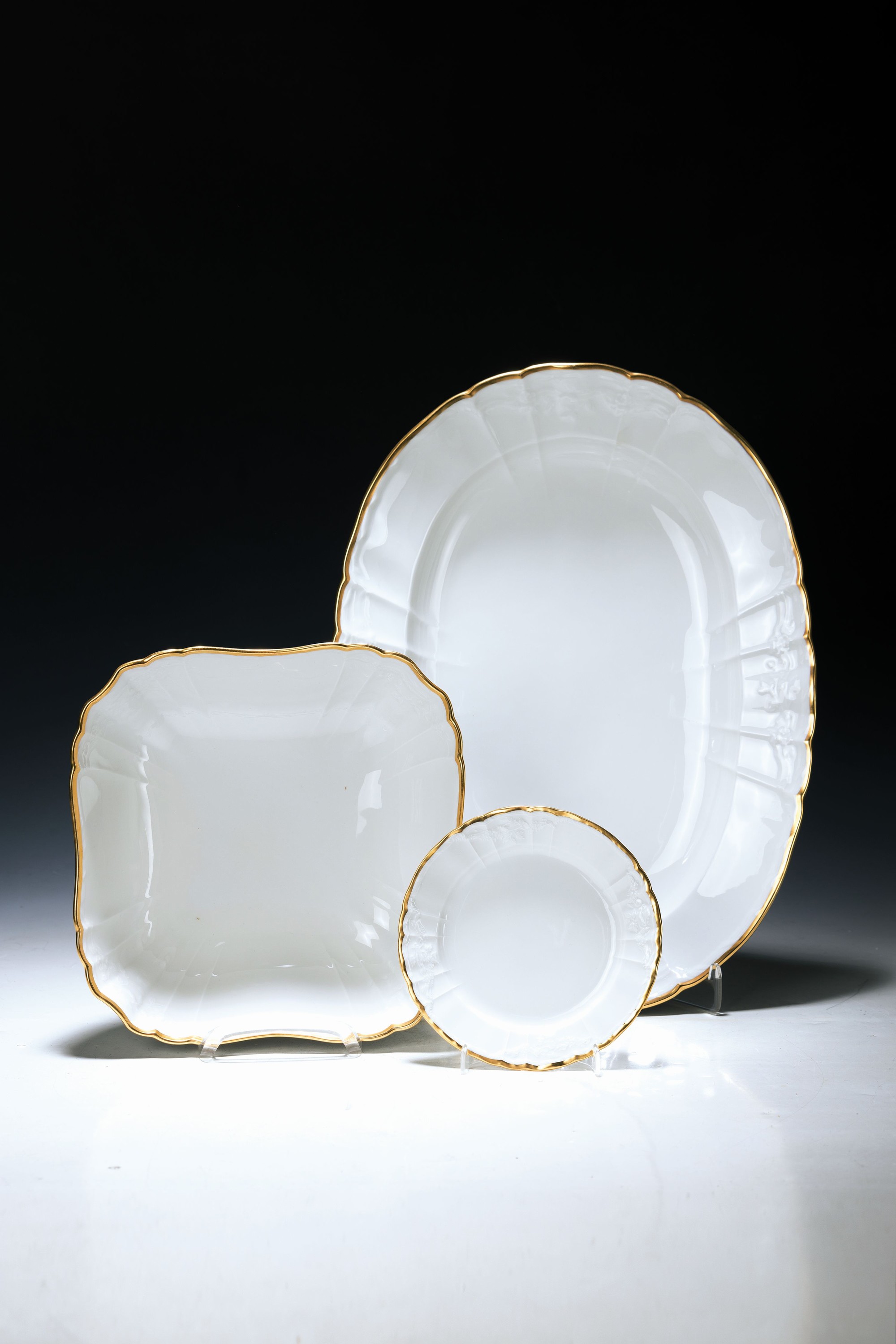 Detail a: Umfangreiches Tafel-/Speiseservice, KPM Rocaille, 20. Jh., für 9 Personen, Goldrand, 11 Menueteller, 20 Dessertteller, 9 Deckelsuppentassen mit ...