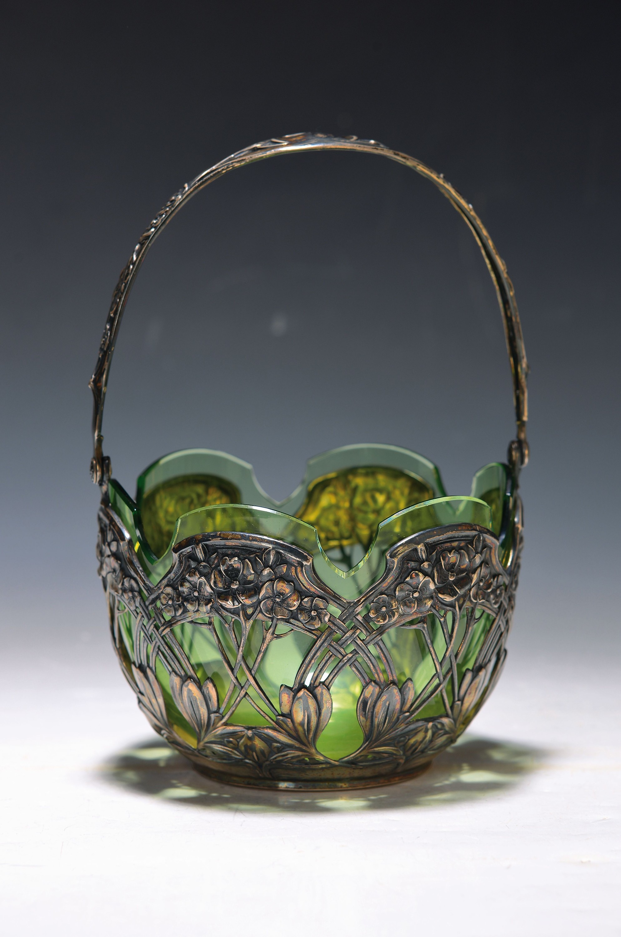Henkelschale, Jugendstil um 1900, mit grüner Glaseinsatz, H.ca.11 cm, D. 13 cm