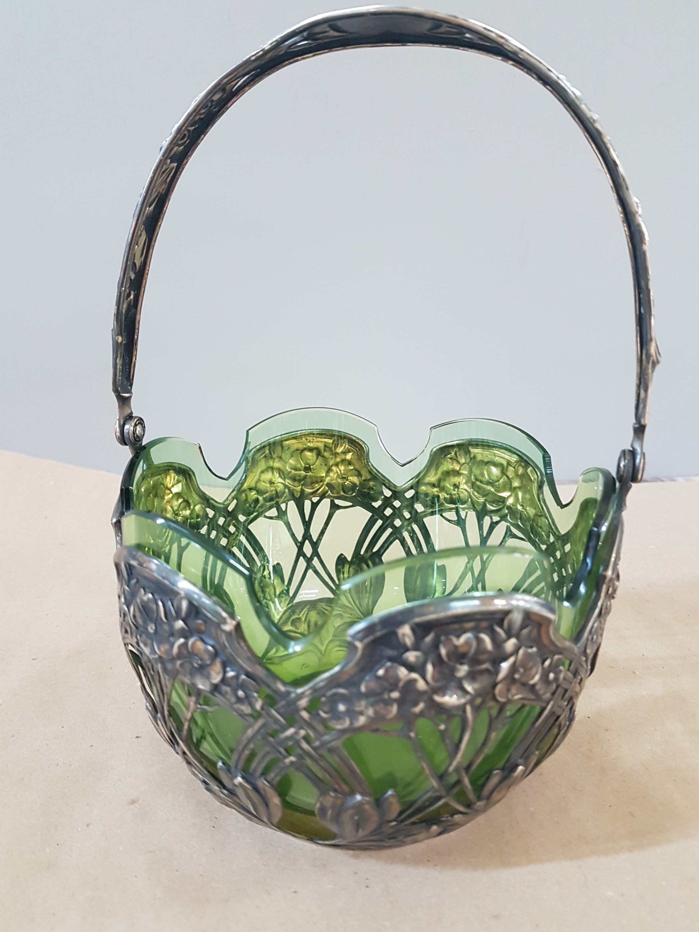 Detail a: Henkelschale, Jugendstil um 1900, mit grüner Glaseinsatz, H.ca.11 cm, D. 13 cm