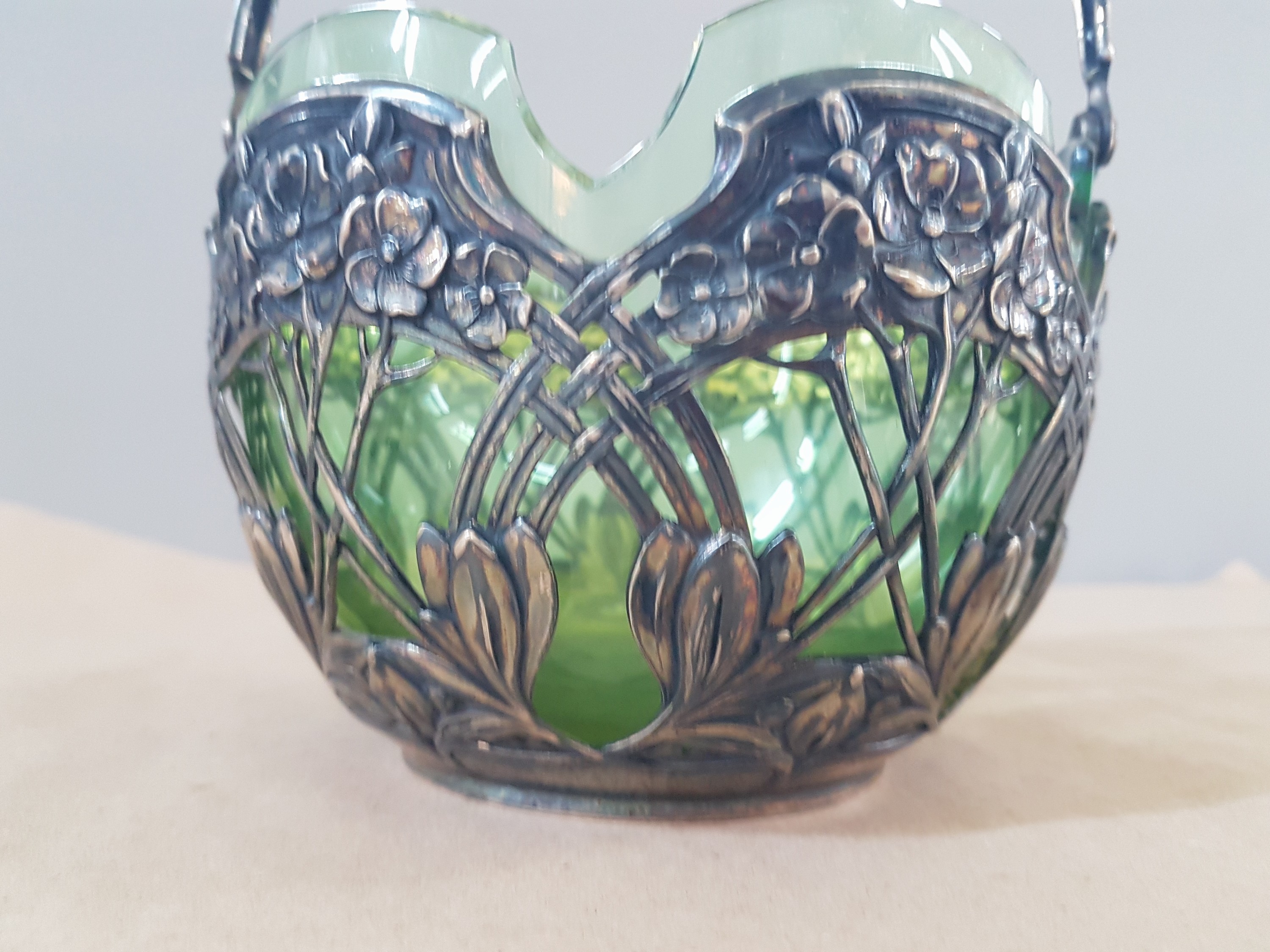 Detail b: Henkelschale, Jugendstil um 1900, mit grüner Glaseinsatz, H.ca.11 cm, D. 13 cm