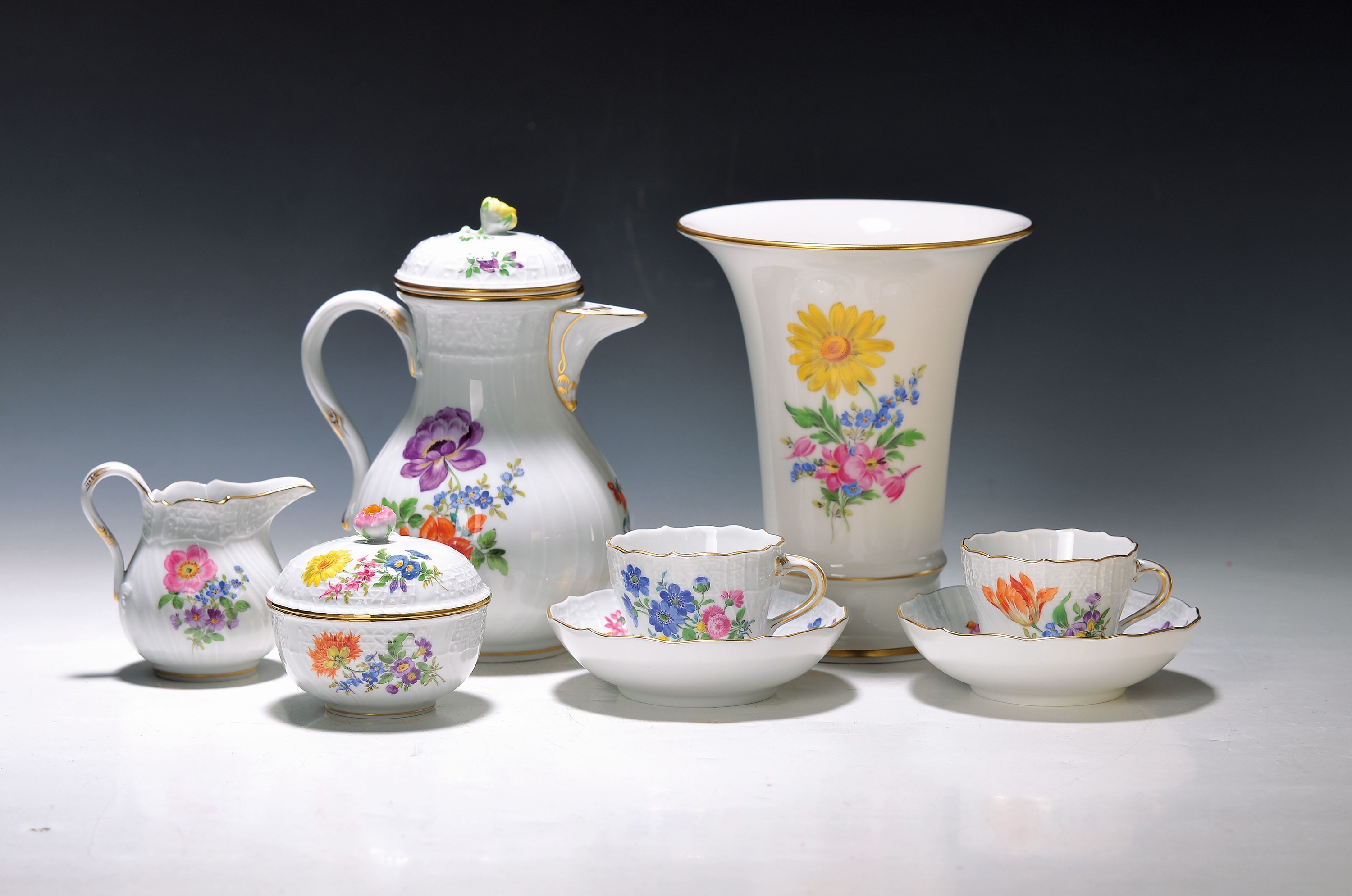 Mokka-/Espressoservice, Meissen, Neu Brandenstein, Blume III, 20. Jahrhundert, 2. Wahl, Mokkakanne, Zuckerdose, Sahnegießer, 12 Tassen mit ...