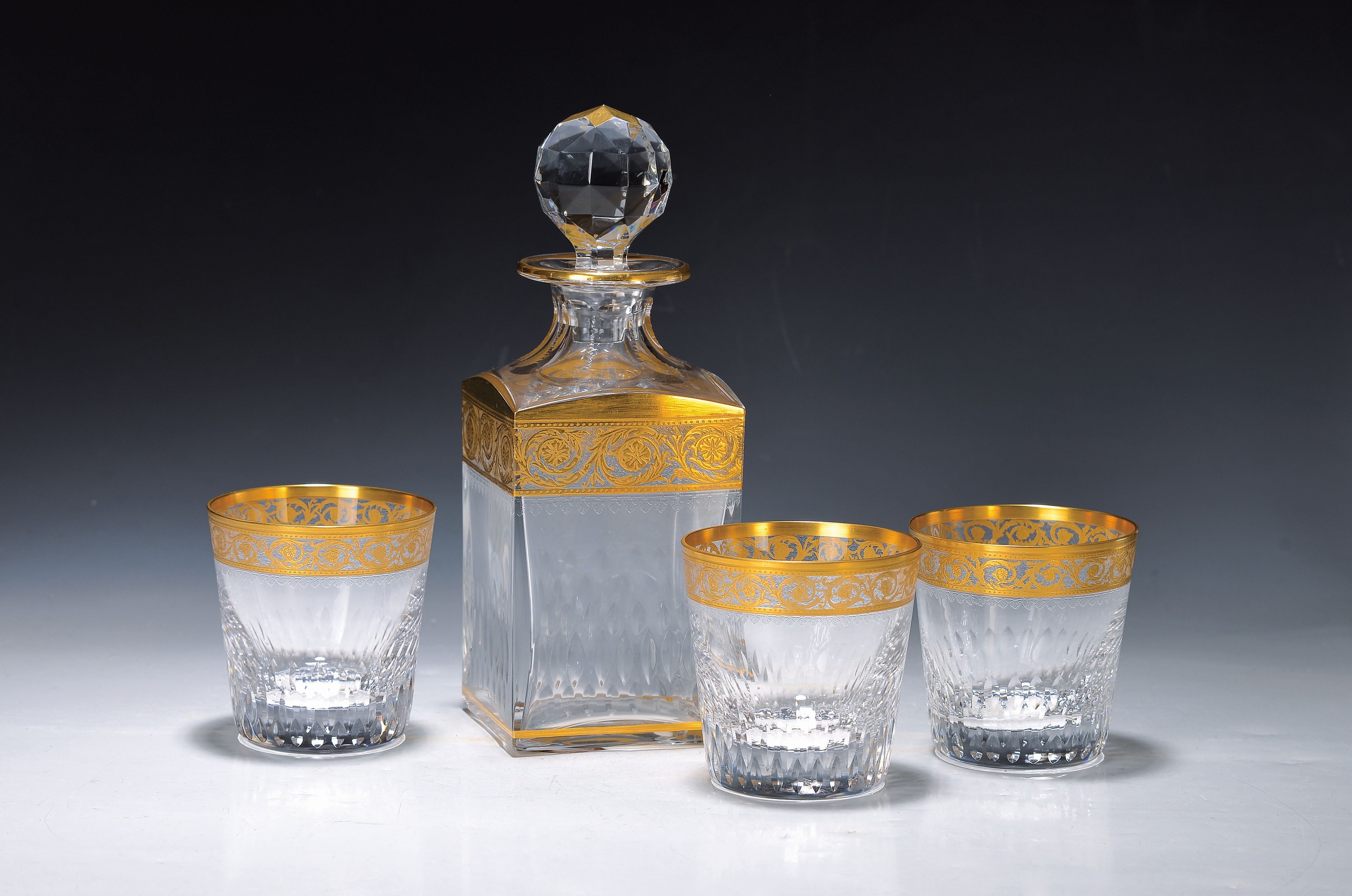 Whiskey-Karaffe und 3 Whiskey-Gläser, Saint Louis, Thistle, 20. Jh., farbloses Kristallglas, mit umlaufender floral geätzter Goldbordüre, gemarkt, ...
