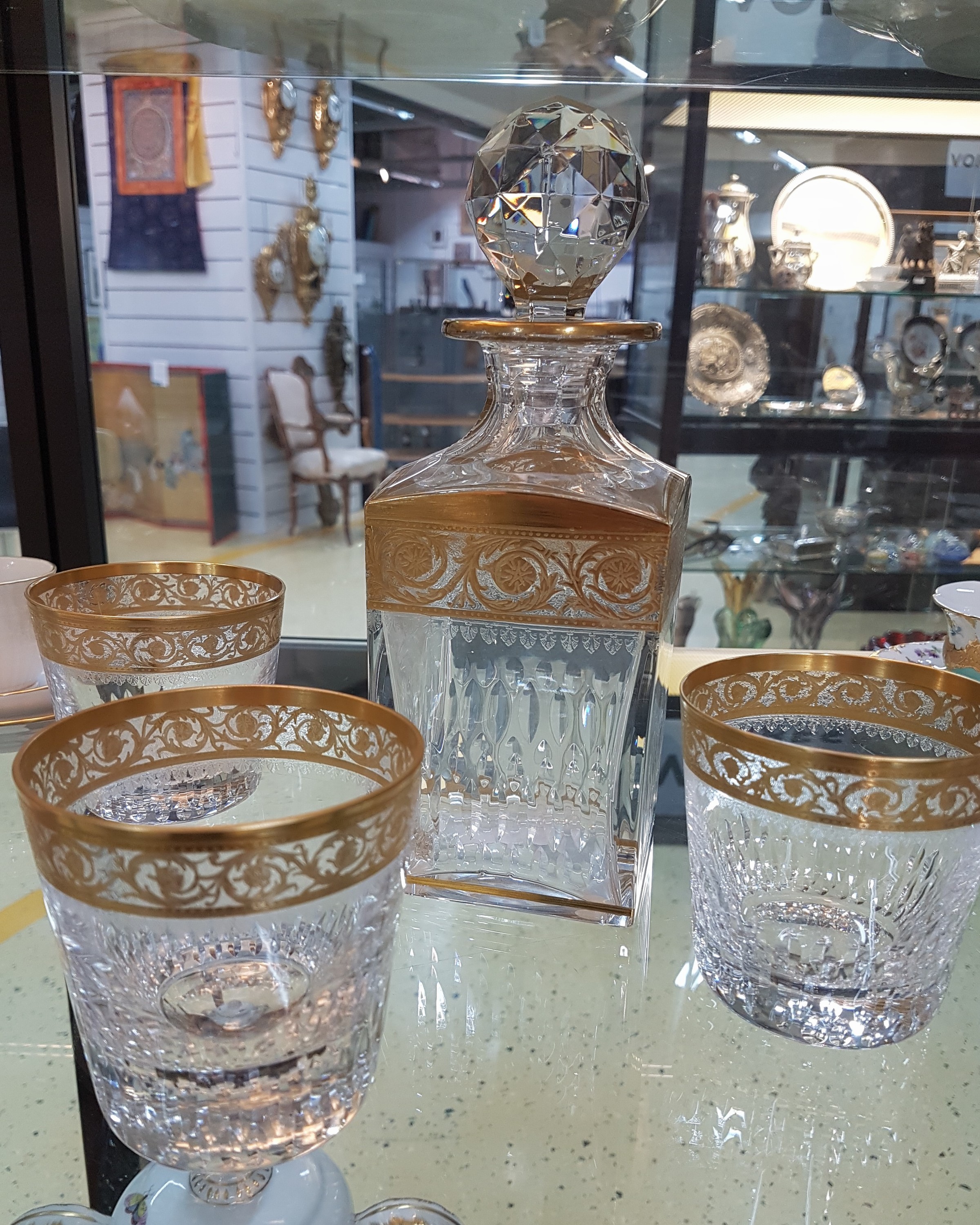 Detail a: Whiskey-Karaffe und 3 Whiskey-Gläser, Saint Louis, Thistle, 20. Jh., farbloses Kristallglas, mit umlaufender floral geätzter Goldbordüre, gemarkt, ...