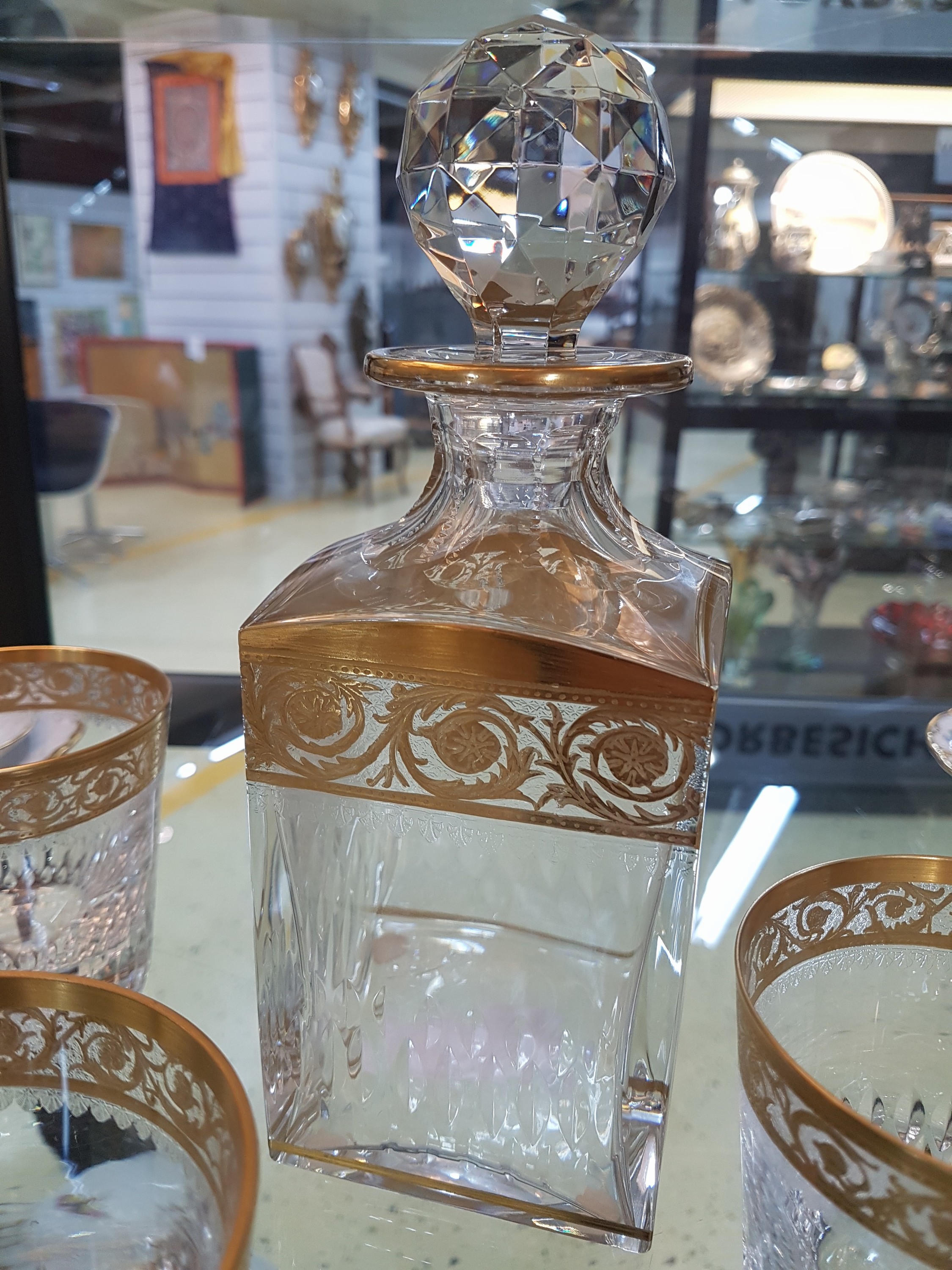 Detail b: Whiskey-Karaffe und 3 Whiskey-Gläser, Saint Louis, Thistle, 20. Jh., farbloses Kristallglas, mit umlaufender floral geätzter Goldbordüre, gemarkt, ...