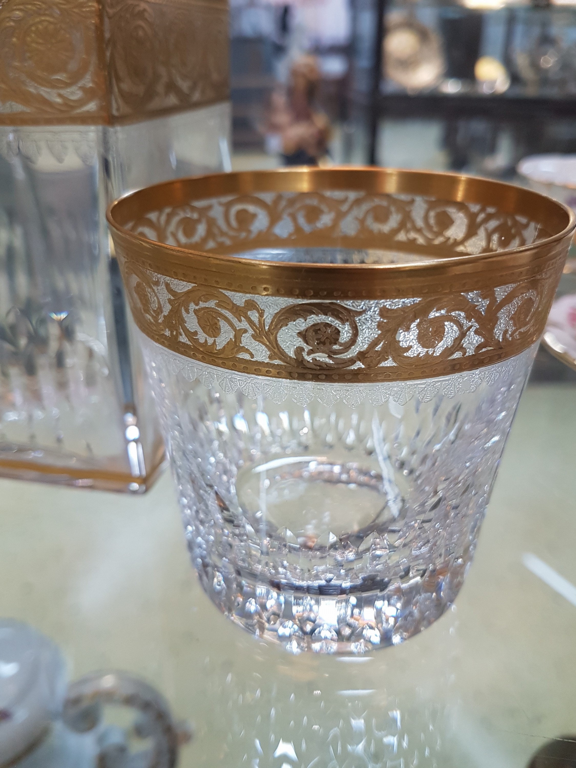 Detail c: Whiskey-Karaffe und 3 Whiskey-Gläser, Saint Louis, Thistle, 20. Jh., farbloses Kristallglas, mit umlaufender floral geätzter Goldbordüre, gemarkt, ...