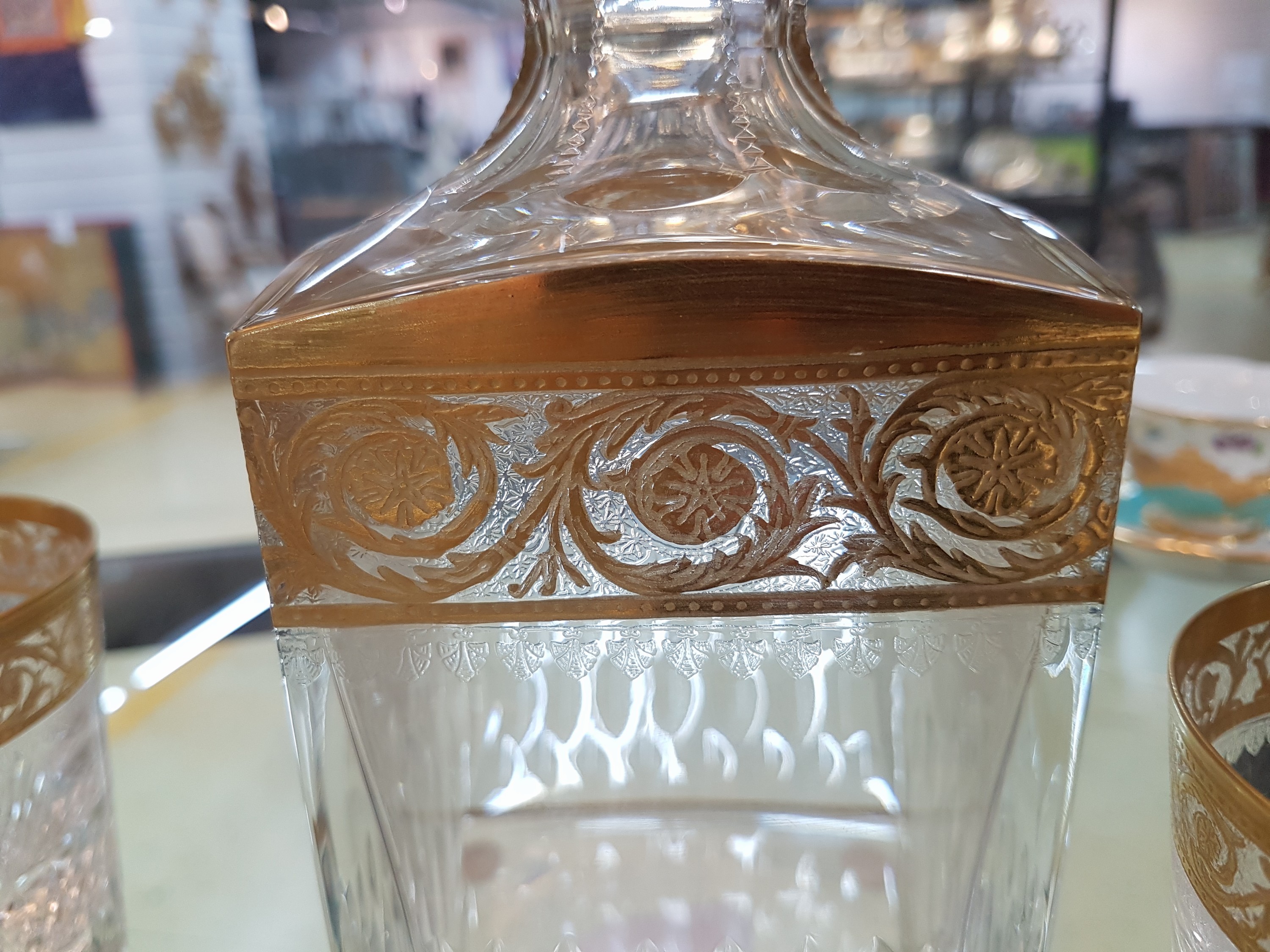 Detail e: Whiskey-Karaffe und 3 Whiskey-Gläser, Saint Louis, Thistle, 20. Jh., farbloses Kristallglas, mit umlaufender floral geätzter Goldbordüre, gemarkt, ...
