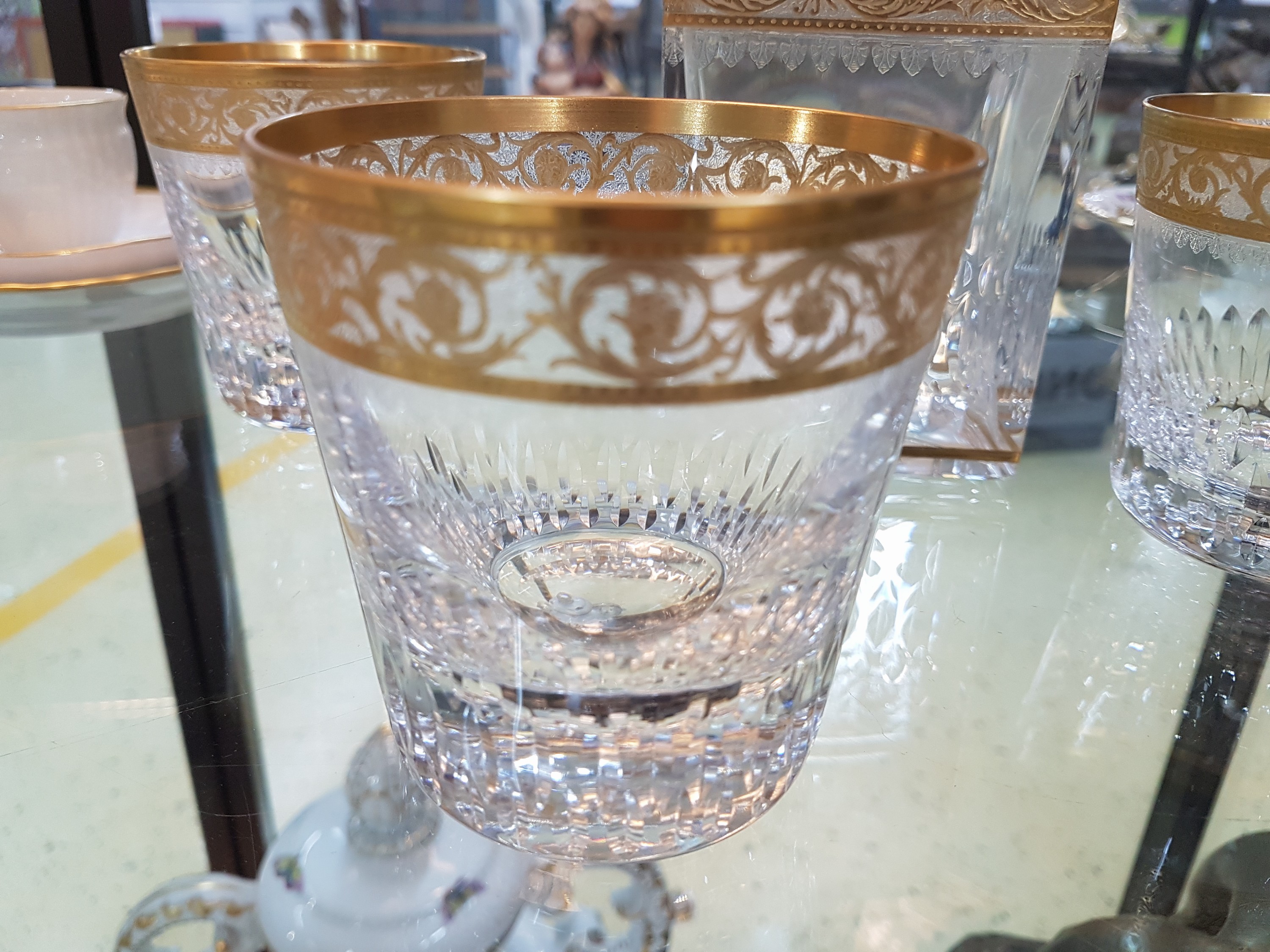 Detail f: Whiskey-Karaffe und 3 Whiskey-Gläser, Saint Louis, Thistle, 20. Jh., farbloses Kristallglas, mit umlaufender floral geätzter Goldbordüre, gemarkt, ...