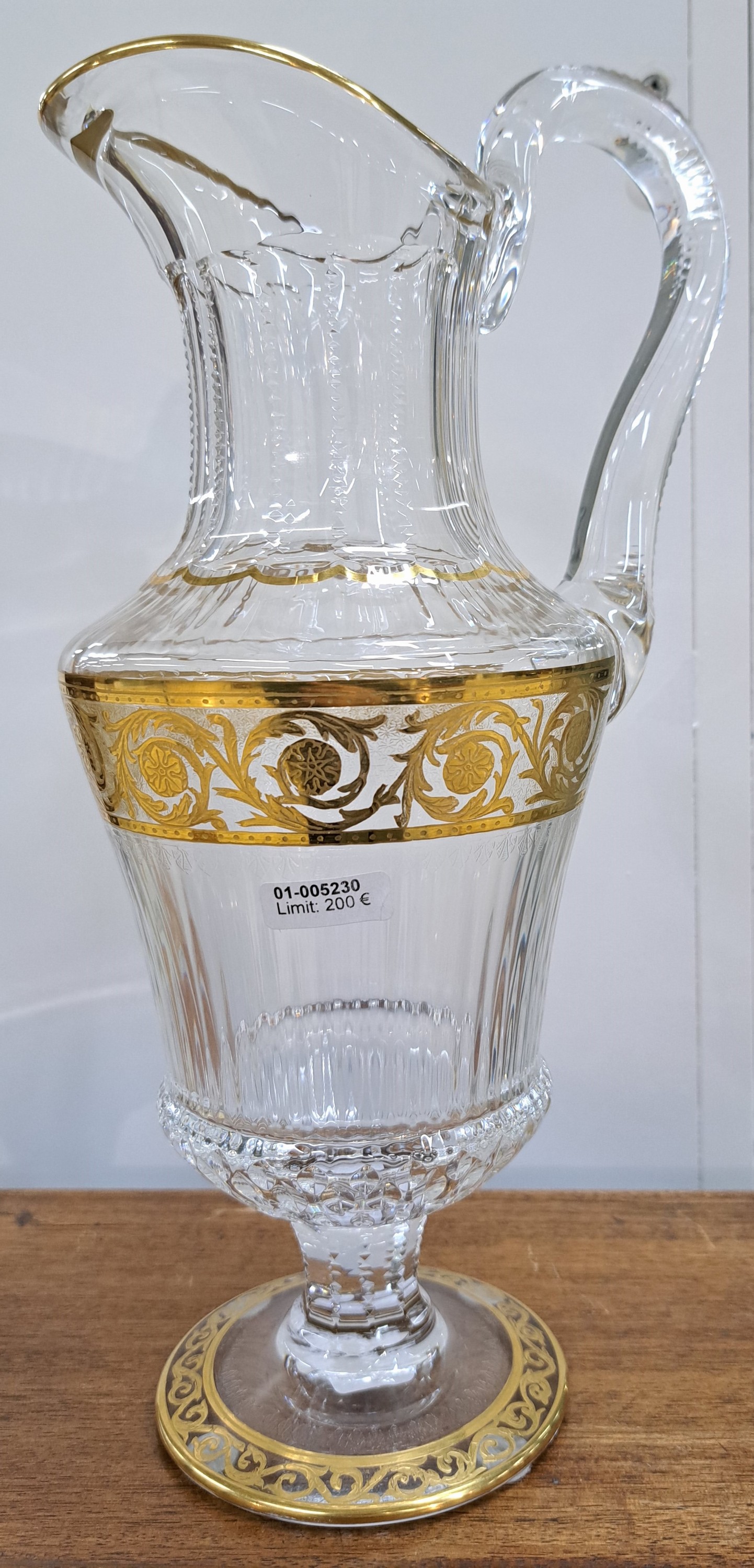 Detail a: Großer Saft- oder Wasserkrug, Saint Louis, Thistle, 20. Jh., farbloses Kristallglas, Wandung mit Ovalschliff, Fuß und Rand mit umlaufender floral ...