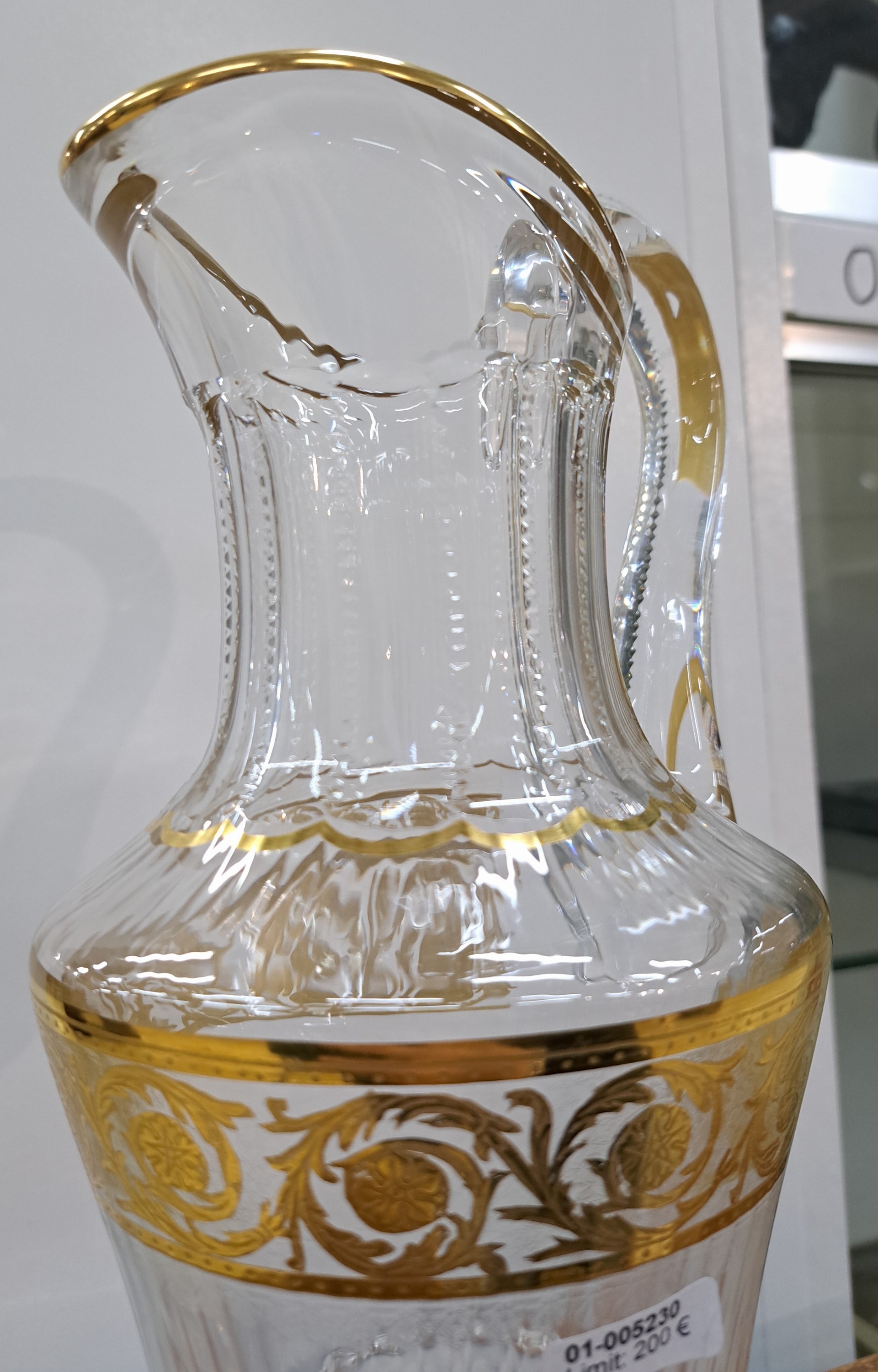 Detail b: Großer Saft- oder Wasserkrug, Saint Louis, Thistle, 20. Jh., farbloses Kristallglas, Wandung mit Ovalschliff, Fuß und Rand mit umlaufender floral ...