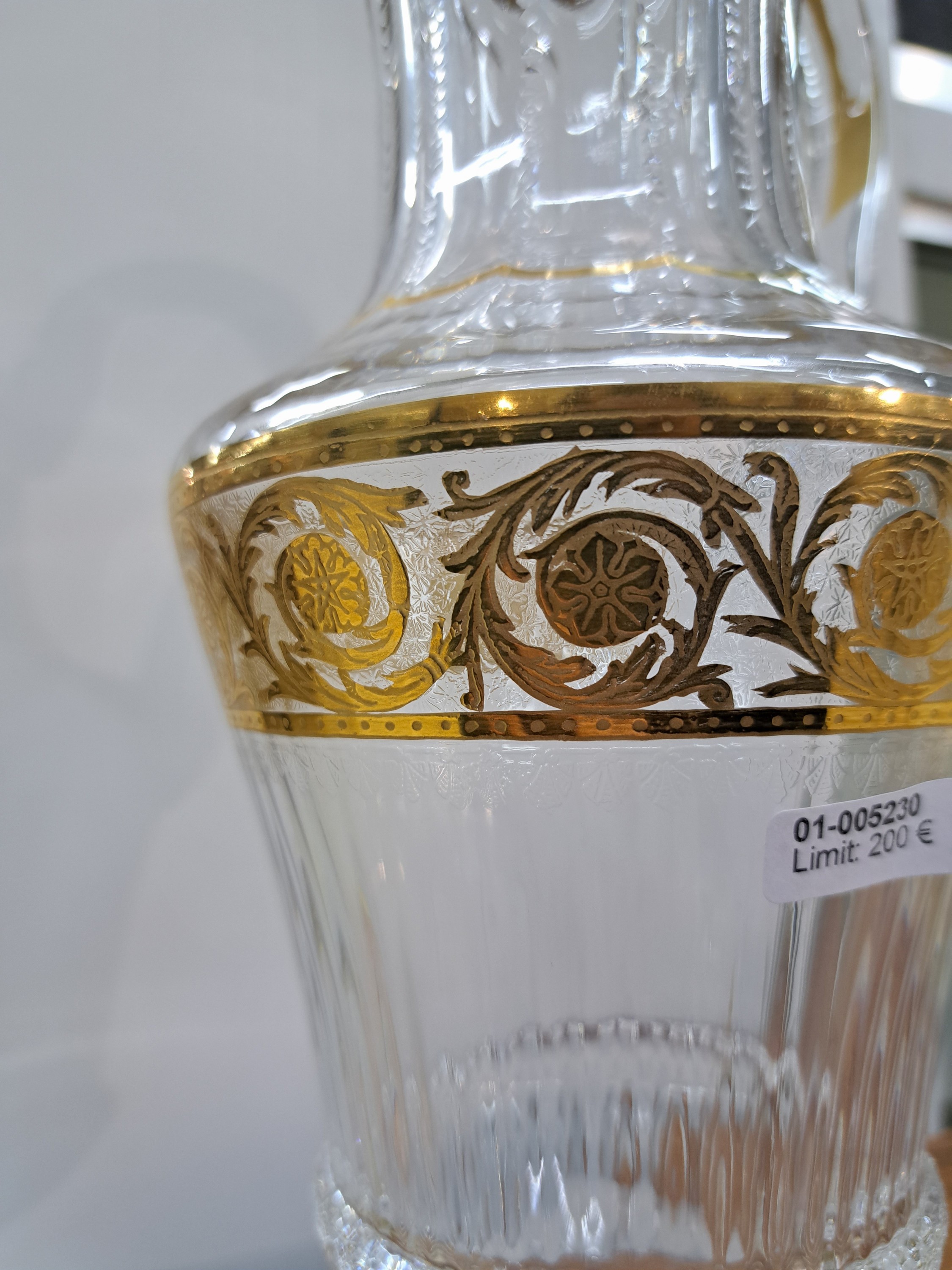 Detail c: Großer Saft- oder Wasserkrug, Saint Louis, Thistle, 20. Jh., farbloses Kristallglas, Wandung mit Ovalschliff, Fuß und Rand mit umlaufender floral ...