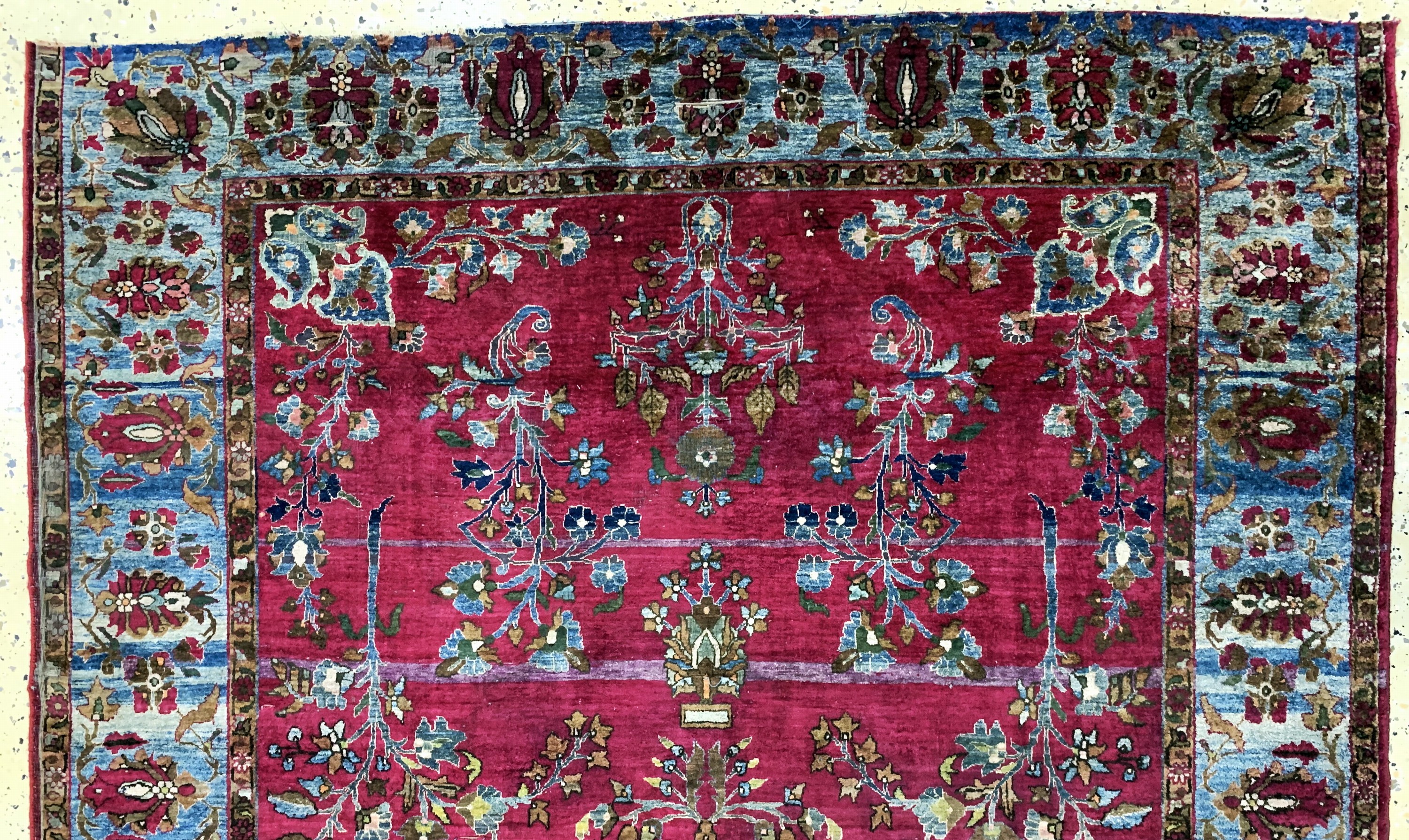 Detail a: Keschan Seide antik, Persien, 19.Jhd, reineNaturseide, ca. 195 x 135 cm, minimal verkürzt, EHZ: 4 Morsch, (mehrere Risse).
