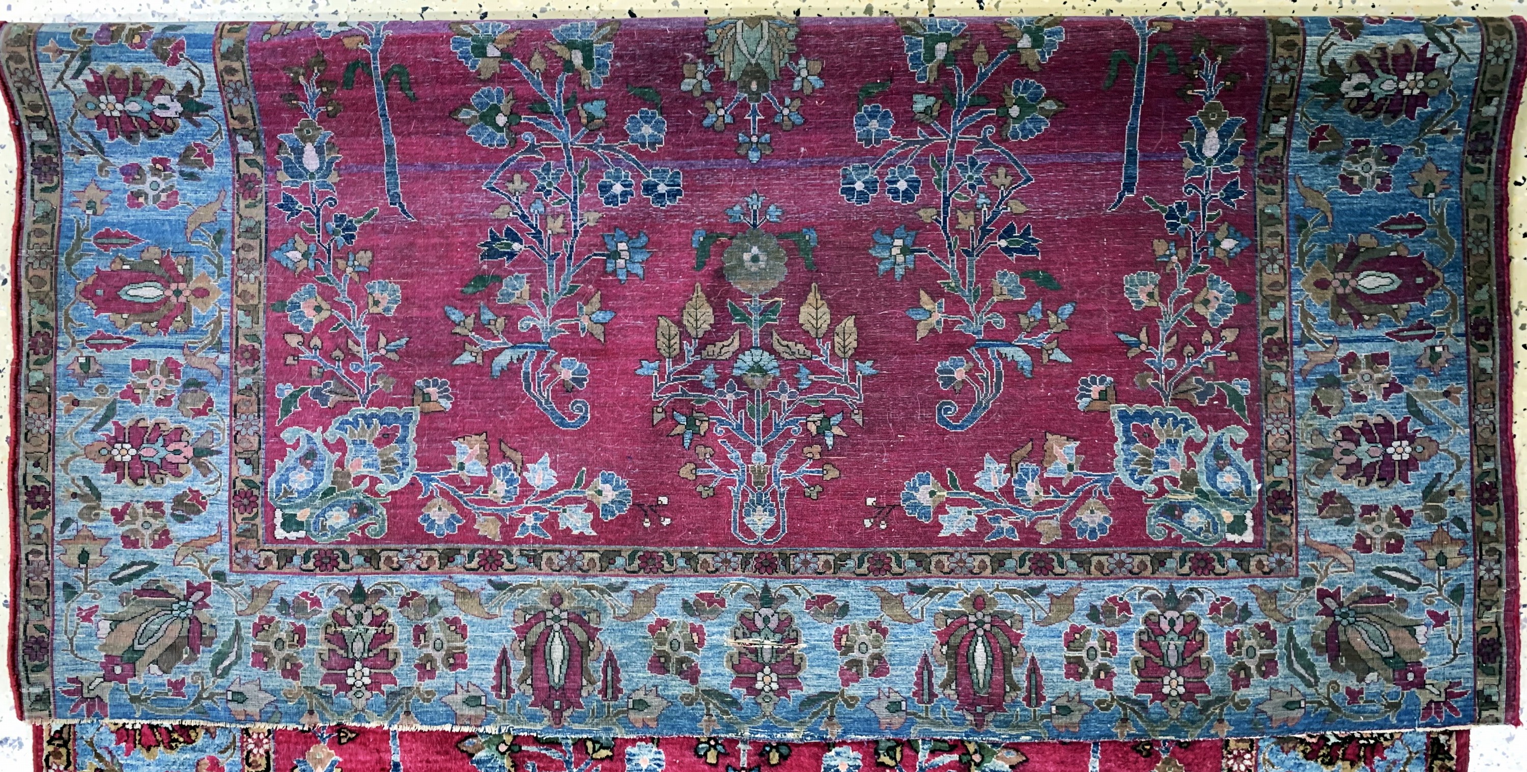 Detail b: Keschan Seide antik, Persien, 19.Jhd, reineNaturseide, ca. 195 x 135 cm, minimal verkürzt, EHZ: 4 Morsch, (mehrere Risse).